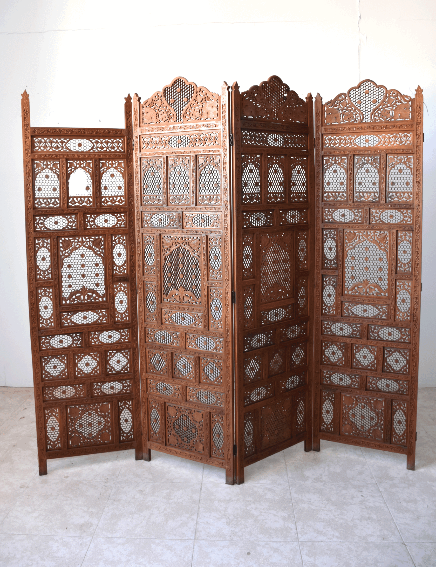 Biombo oriental de madera tallada