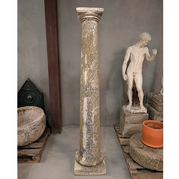 Gran columna de piedra con capitel