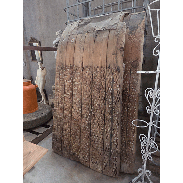 Trilla antigua de madera con piedras sílex