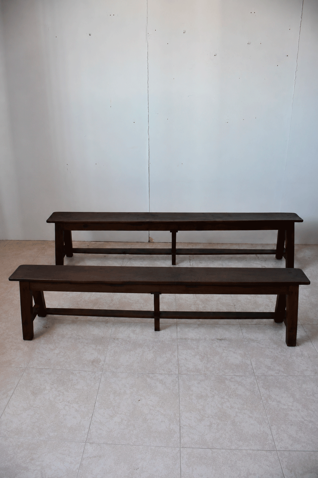 Pareja de bancos rústicos de madera - Imagen 2