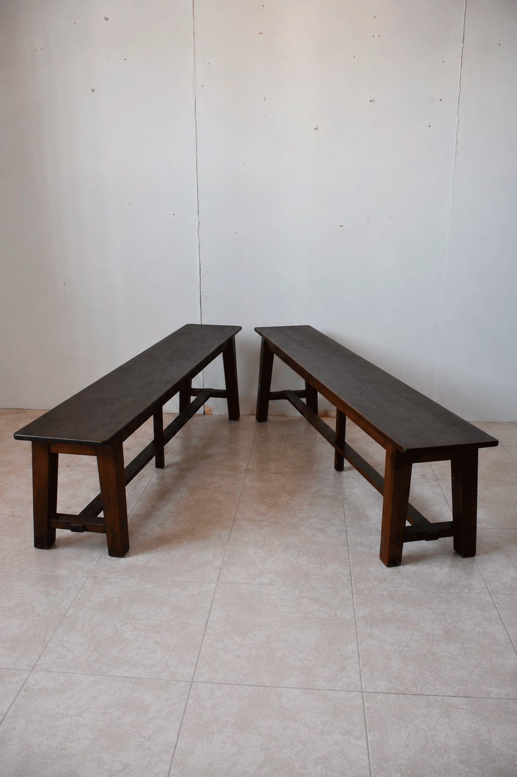 Pareja de bancos rústicos de madera - Imagen 3