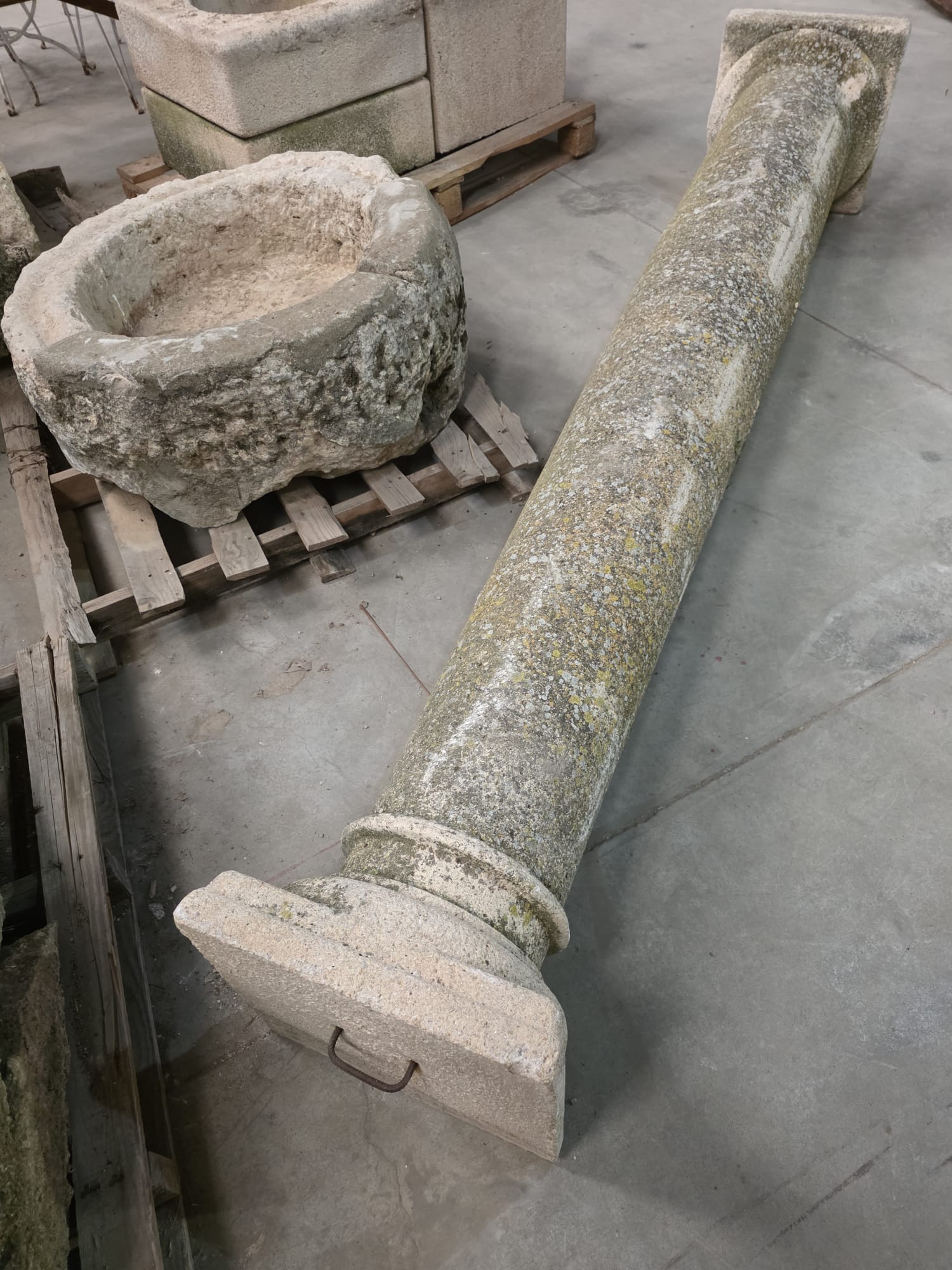 Gran columna de piedra con capitel - Imagen 5