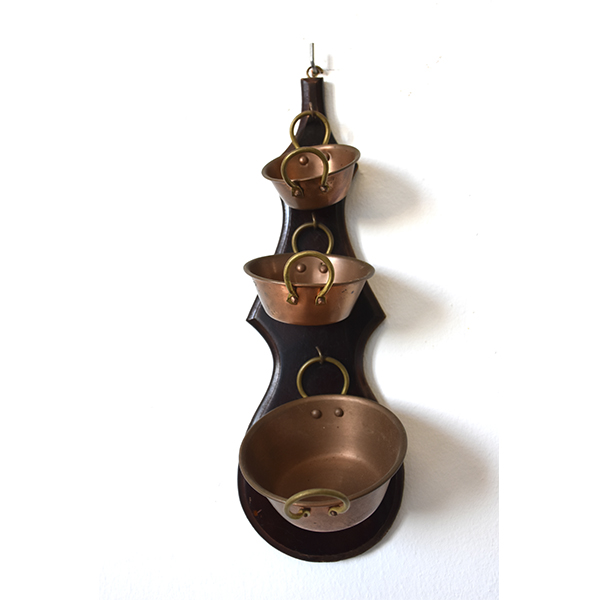 Soporte decorativo cazos cobre