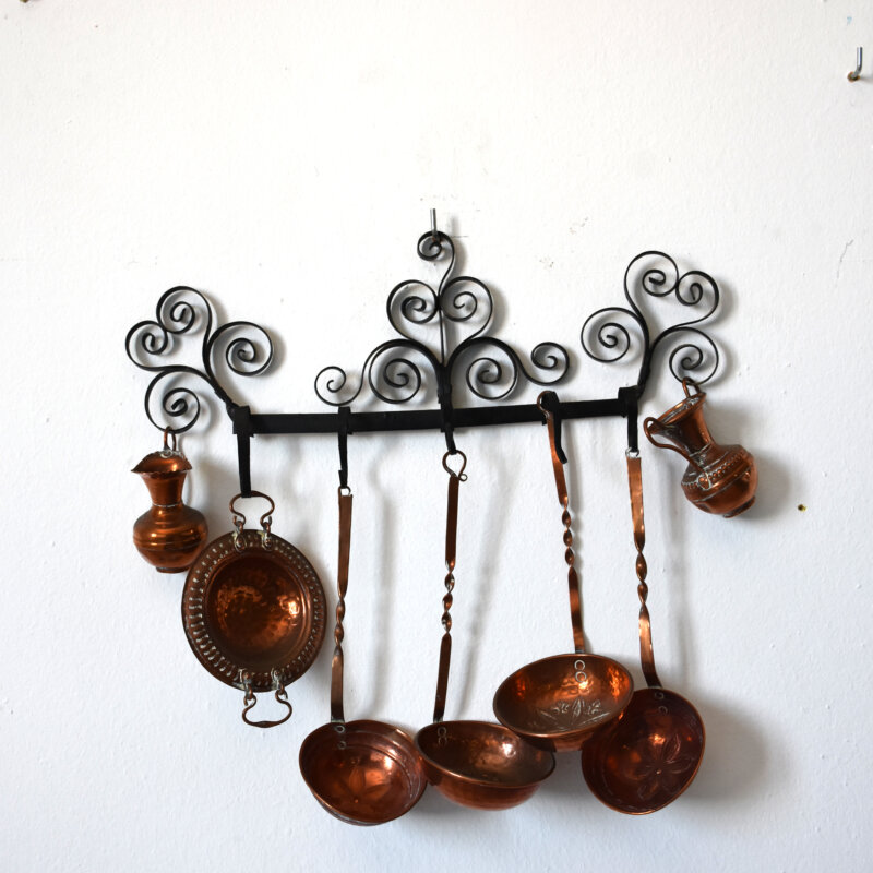 Juego cazos cobre soporte forja