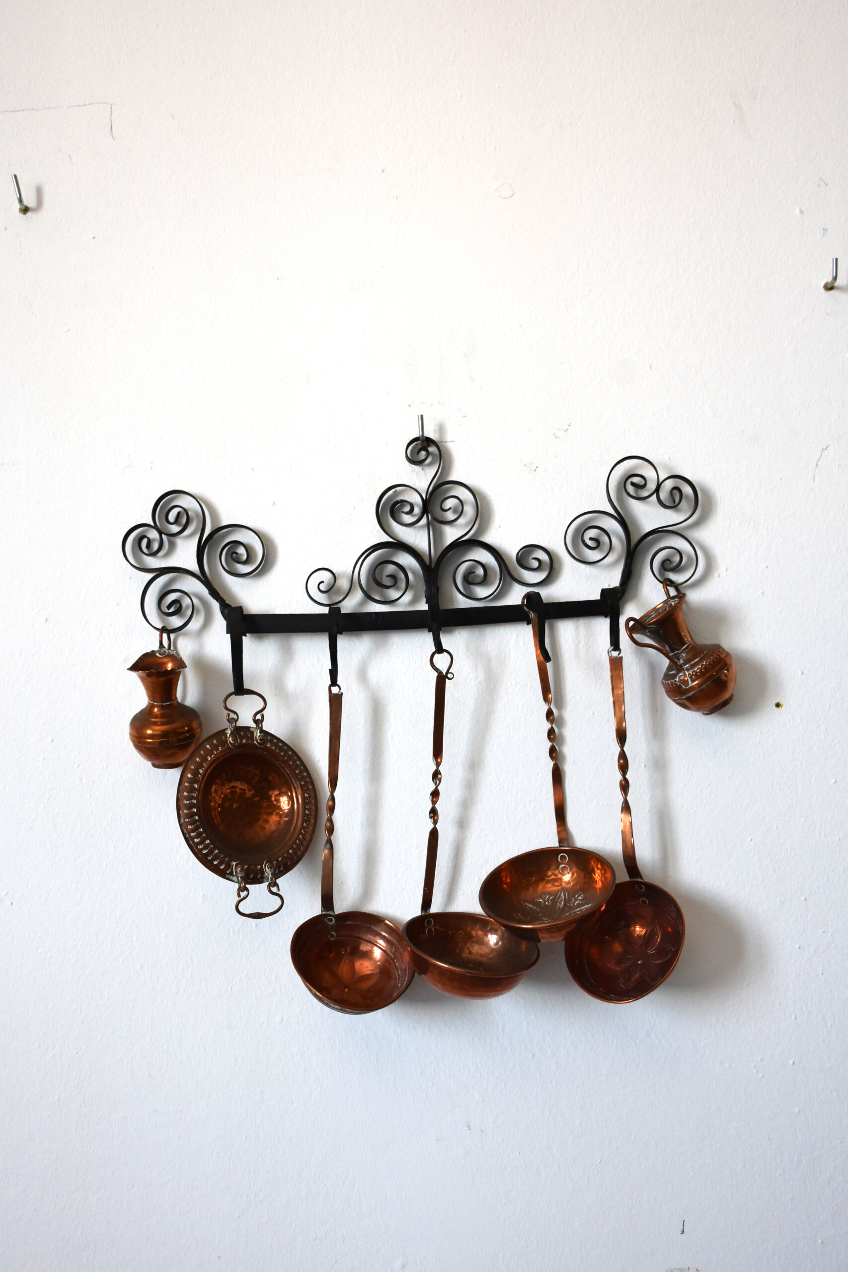 Juego cazos cobre soporte forja