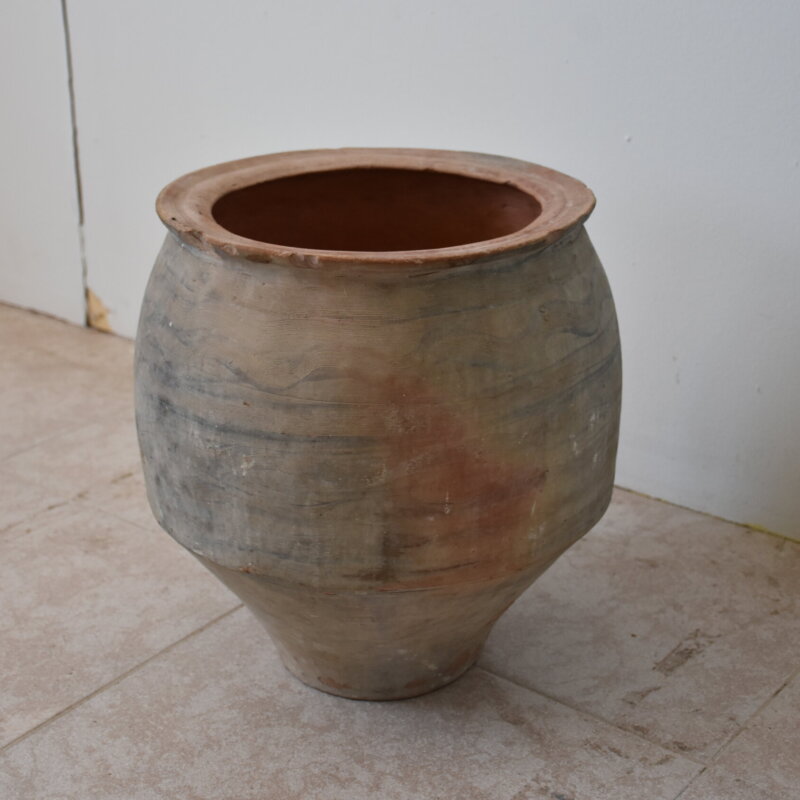 Tinaja antigua de barro cocido
