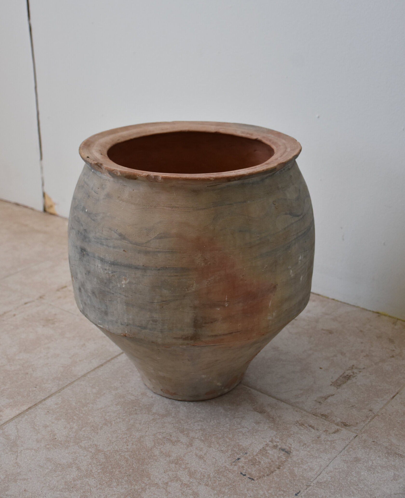 Tinaja antigua de barro cocido