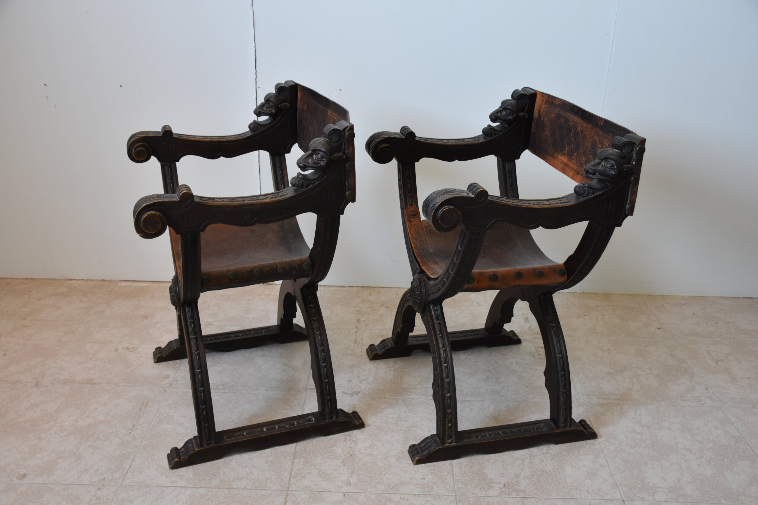 Pareja de sillones jamugas cuero repujado - Imagen 6
