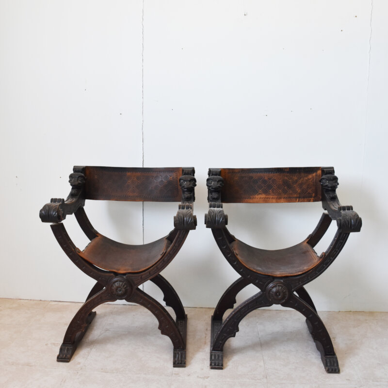 Pareja de sillones jamugas cuero repujado