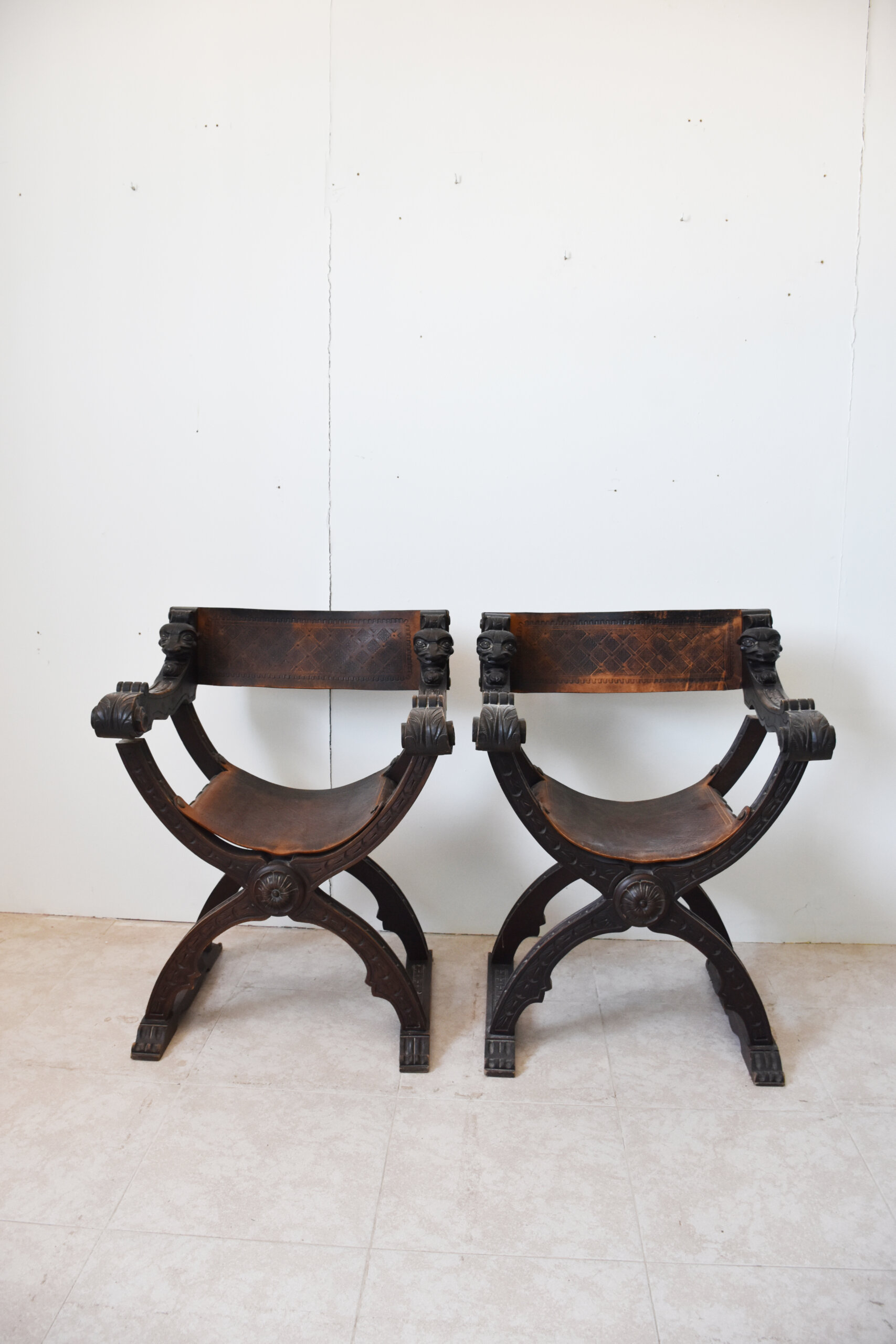 Pareja de sillones jamugas cuero repujado