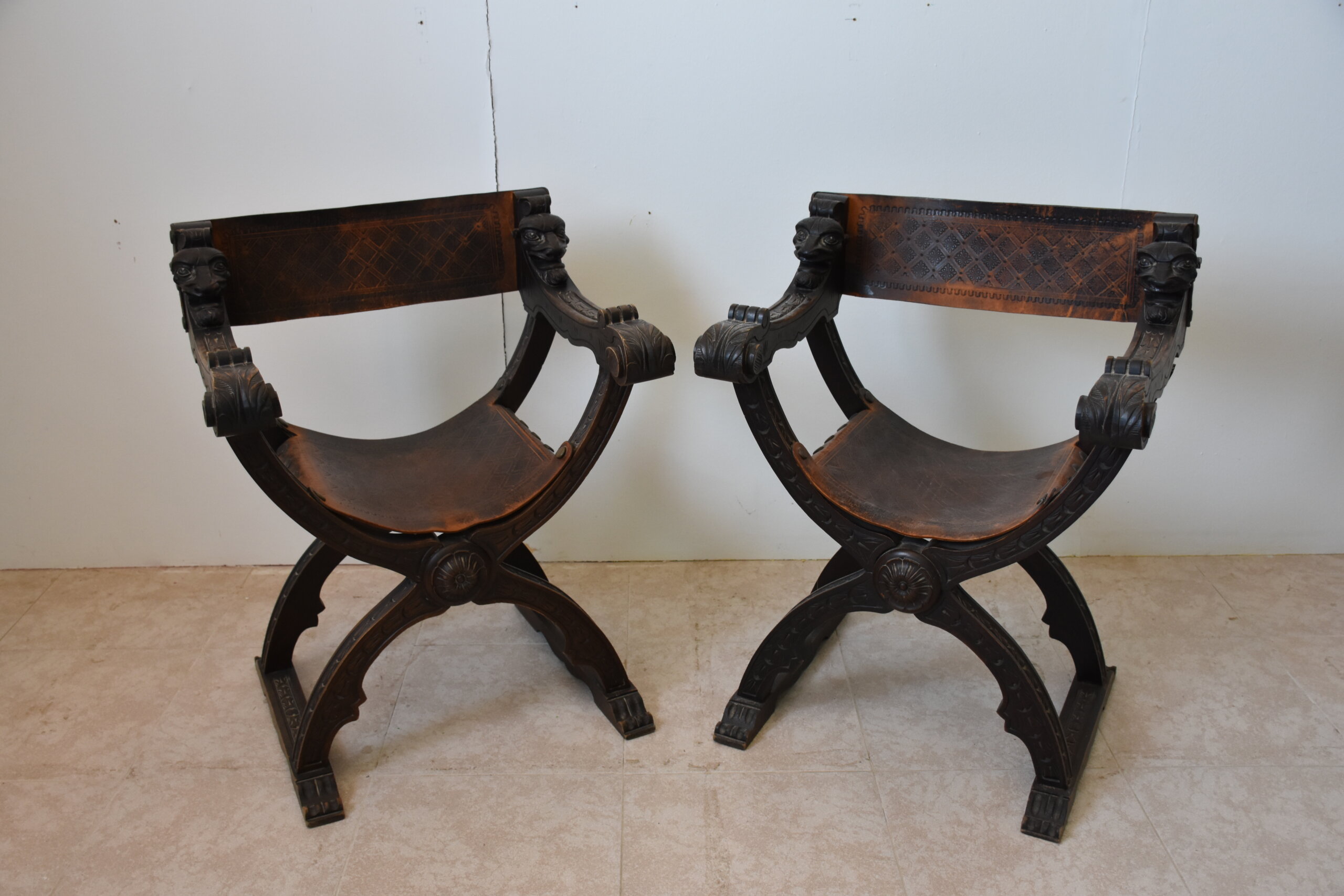 Pareja de sillones jamugas cuero repujado - Imagen 4