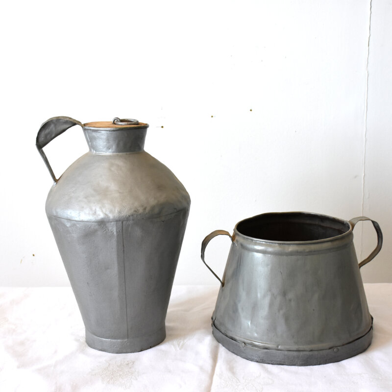 Conjunto de antiguas lecheras de zinc
