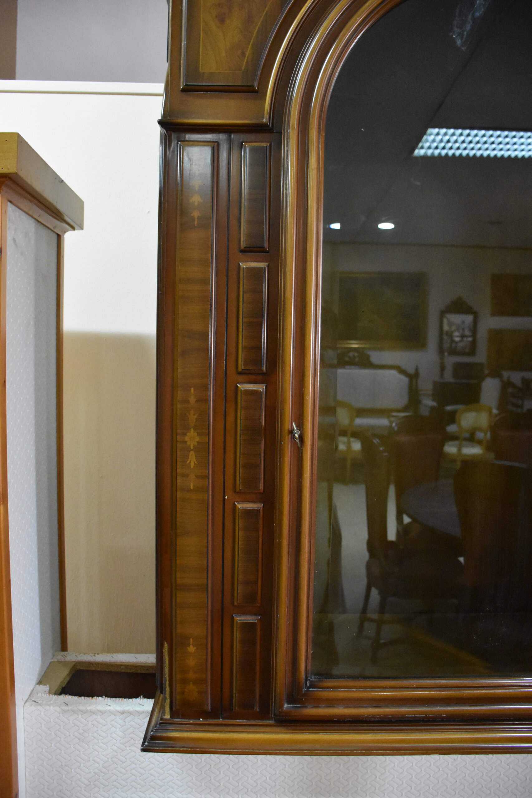 Vitrina madera con marquetería y cristal - Imagen 4