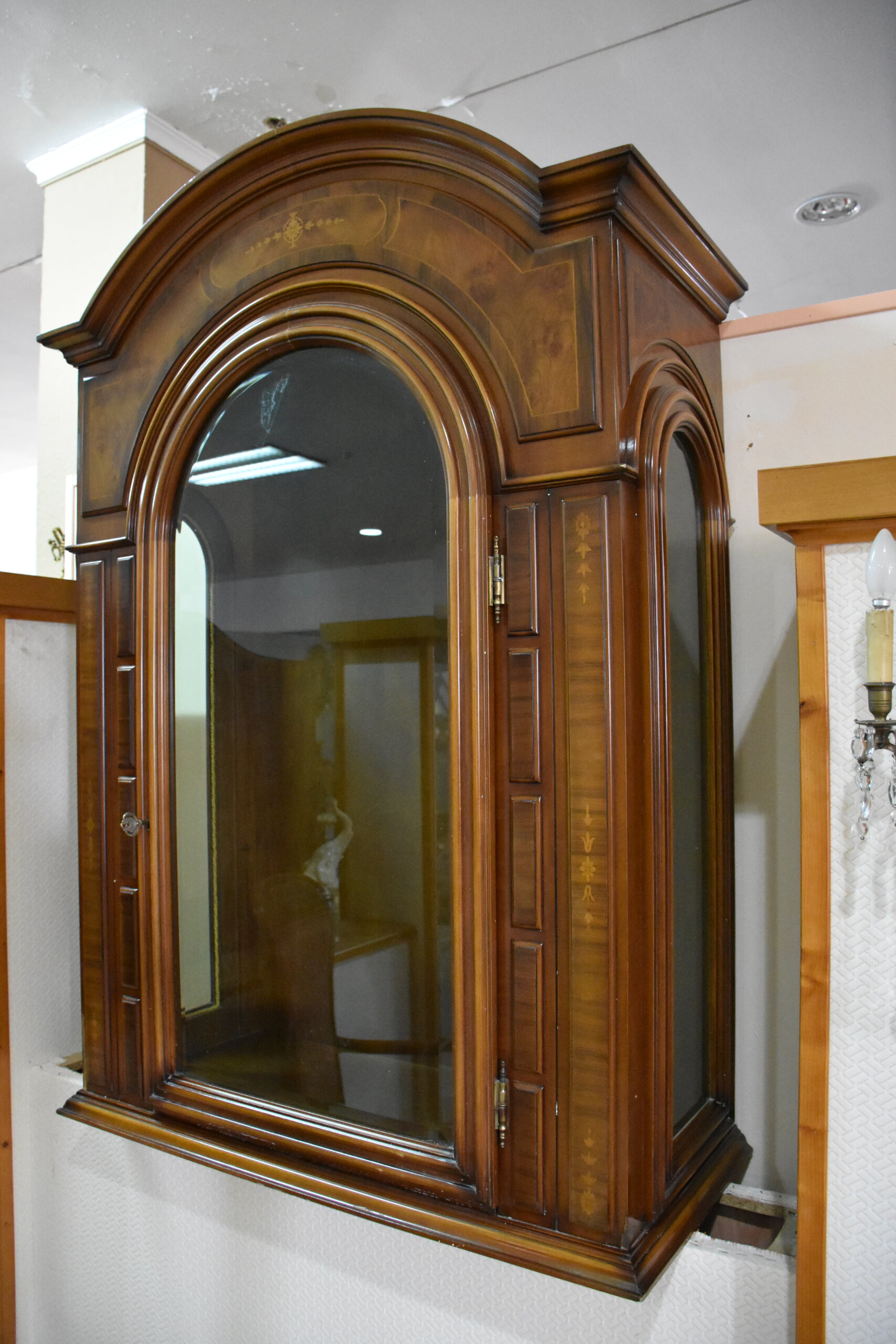 Vitrina madera con marquetería y cristal - Imagen 5