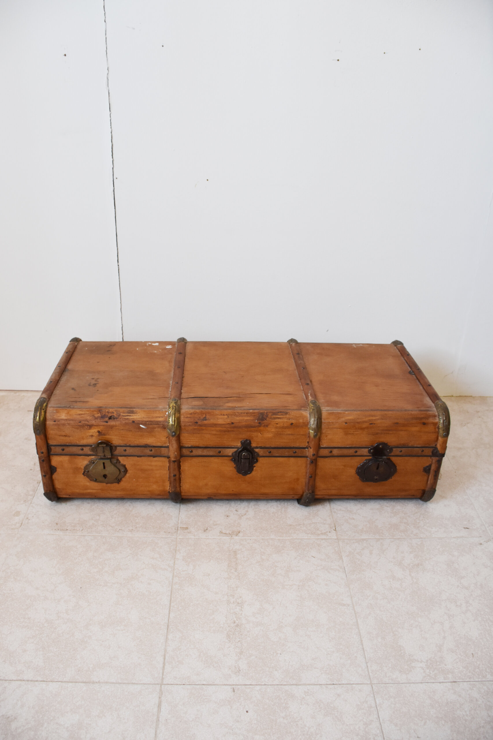Gran maleta vintage con herrajes