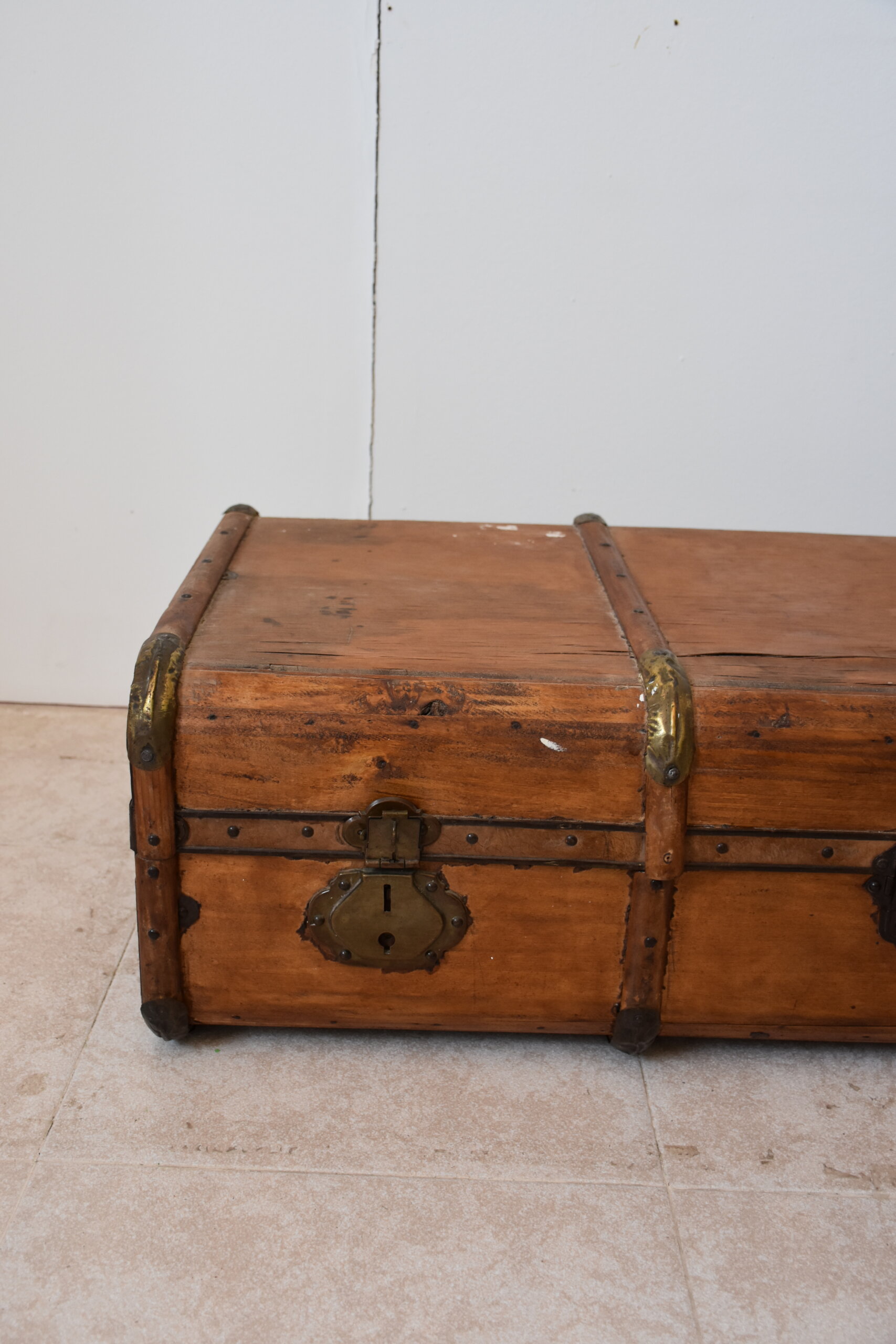 Gran maleta vintage con herrajes - Imagen 2