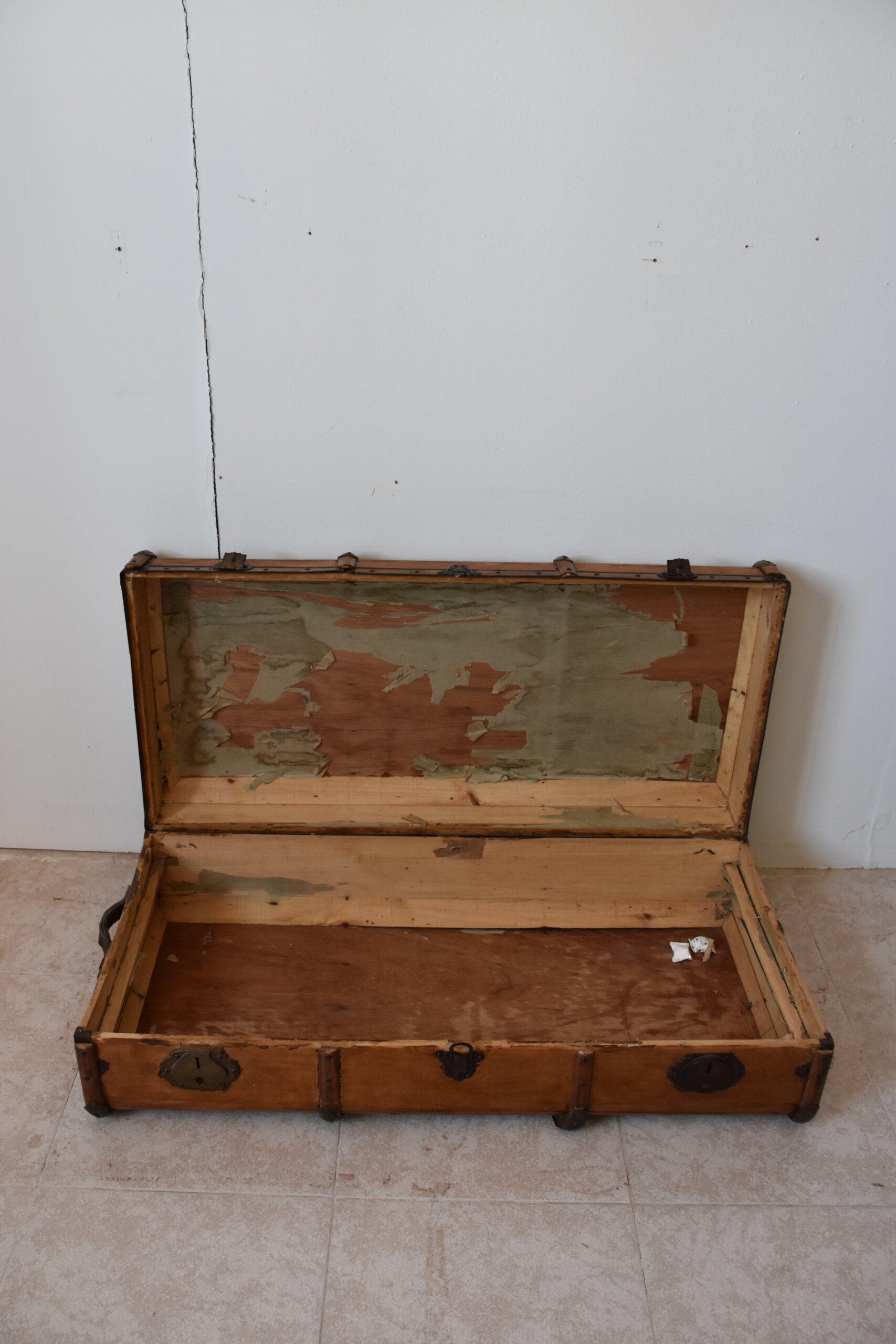 Gran maleta vintage con herrajes - Imagen 3