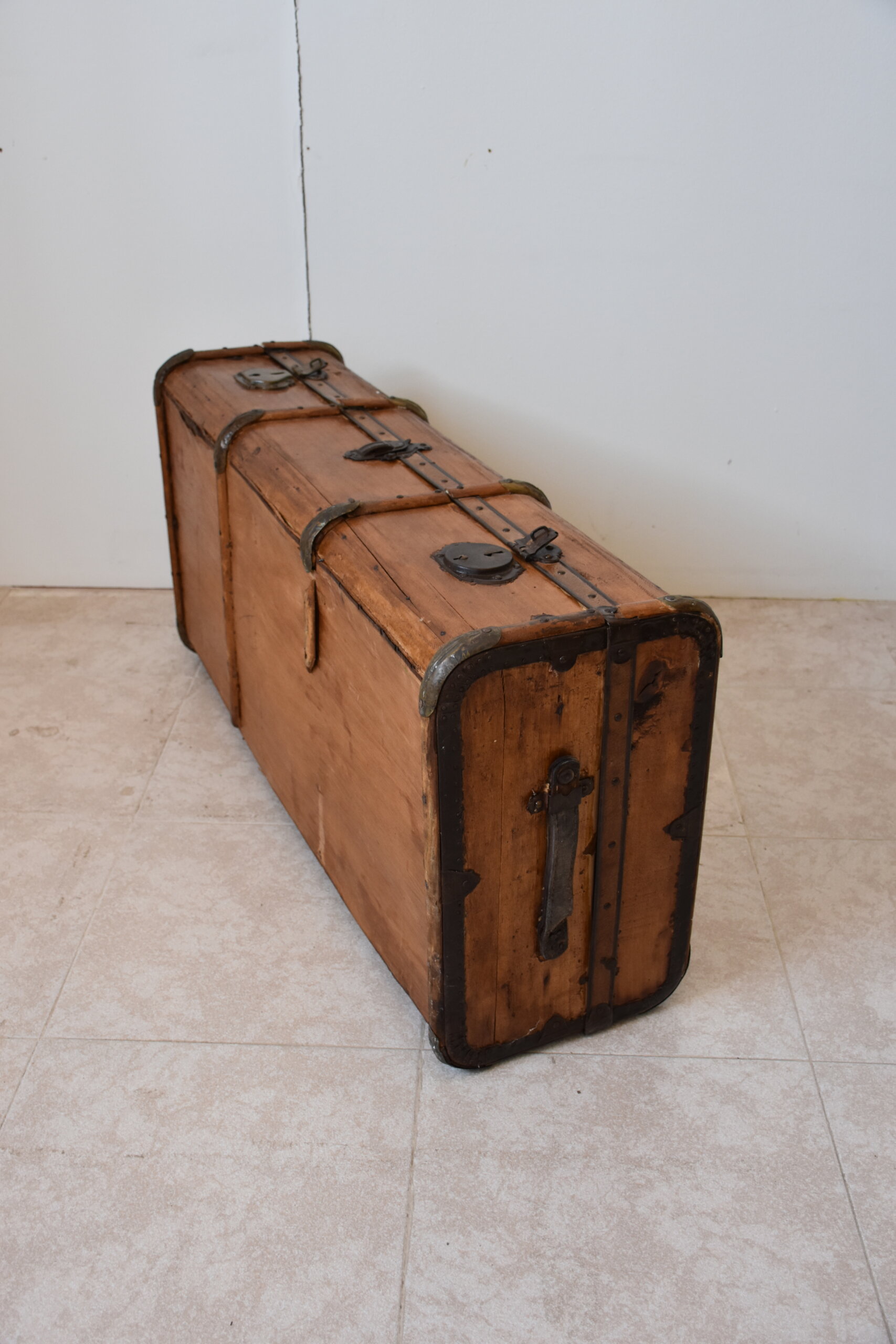 Gran maleta vintage con herrajes - Imagen 4