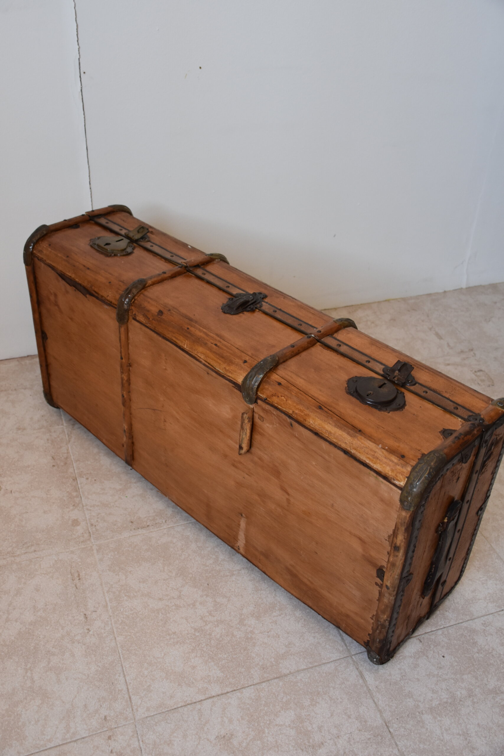 Gran maleta vintage con herrajes - Imagen 5