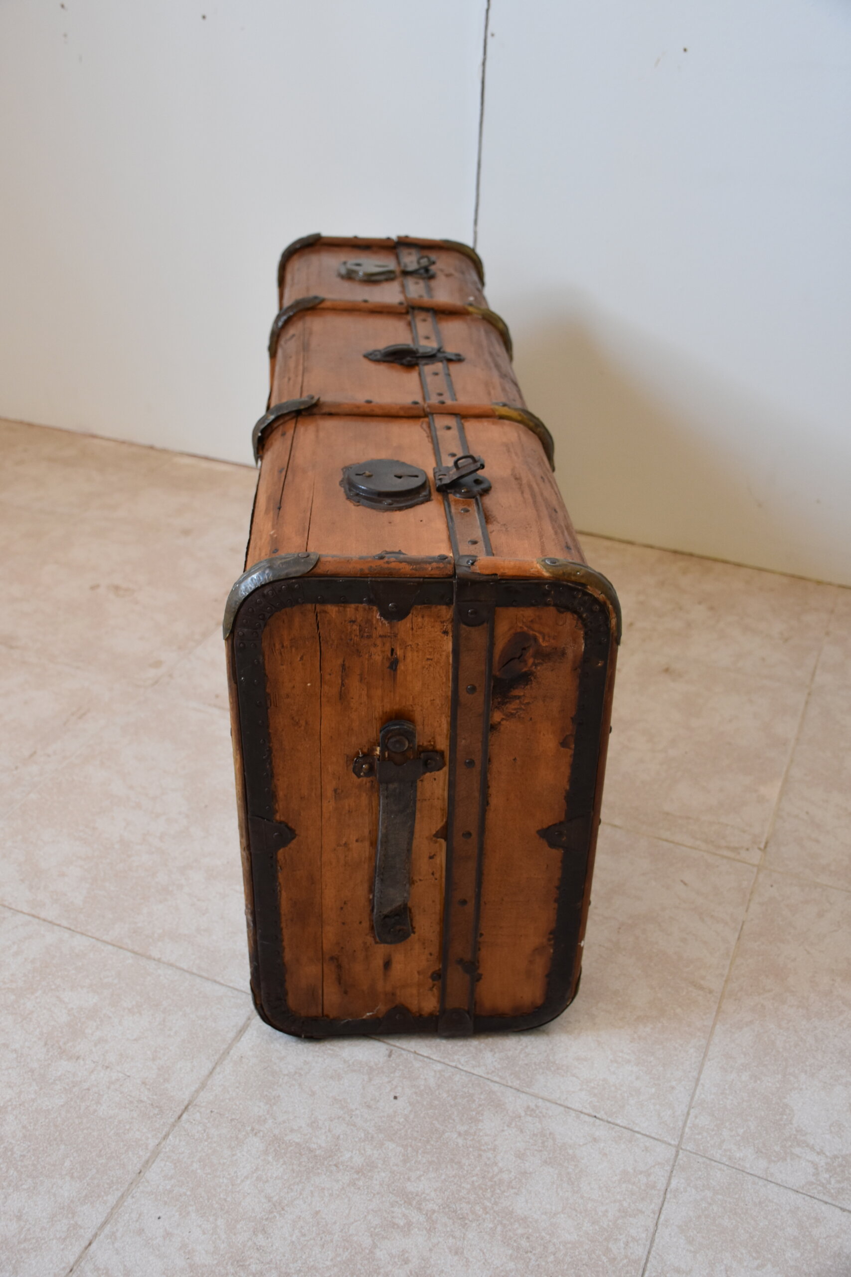 Gran maleta vintage con herrajes - Imagen 6