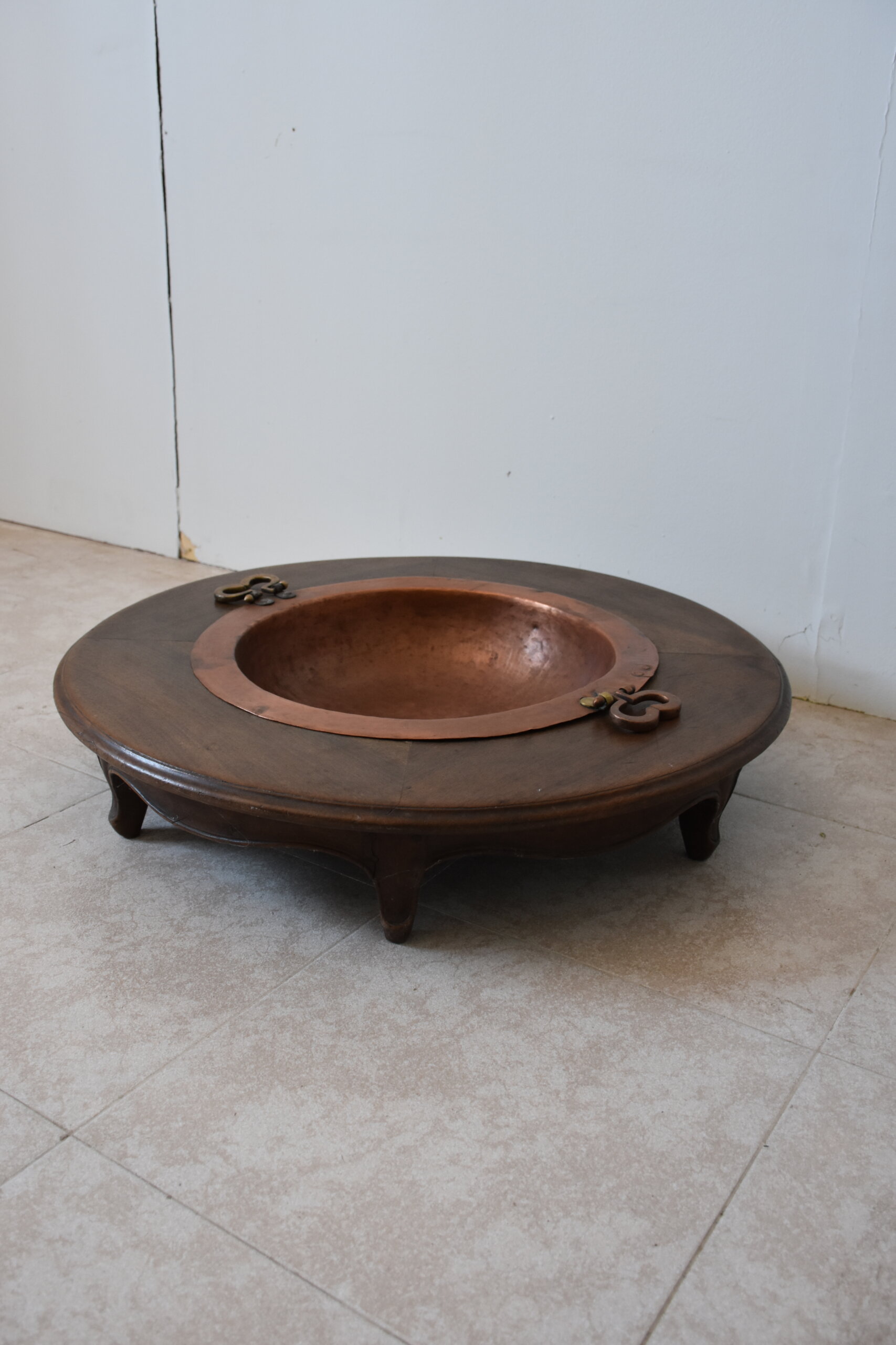 Brasero de cobre con soporte de madera - Imagen 4
