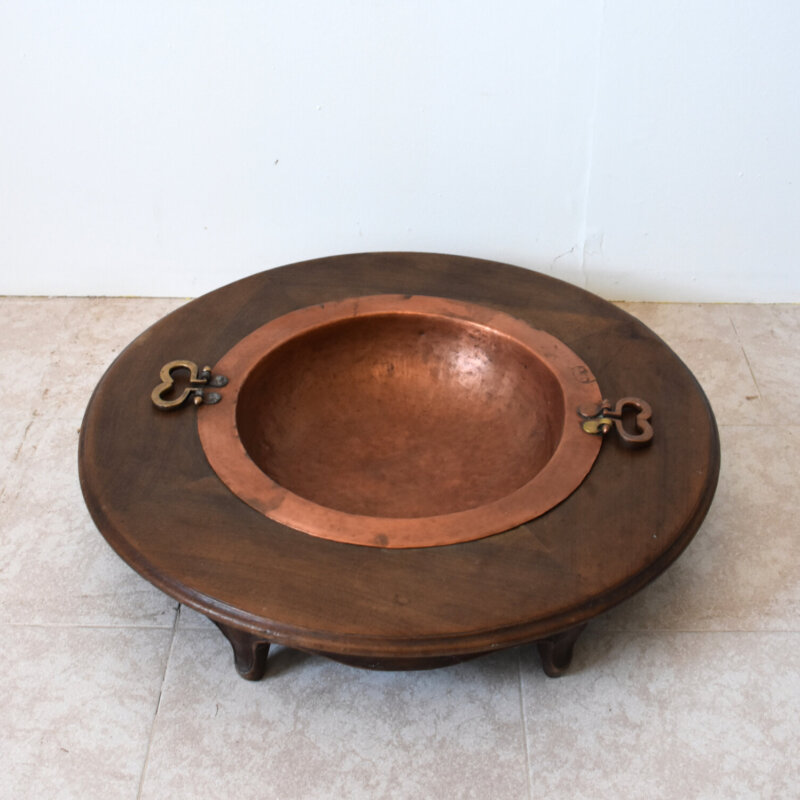 Brasero de cobre con soporte de madera