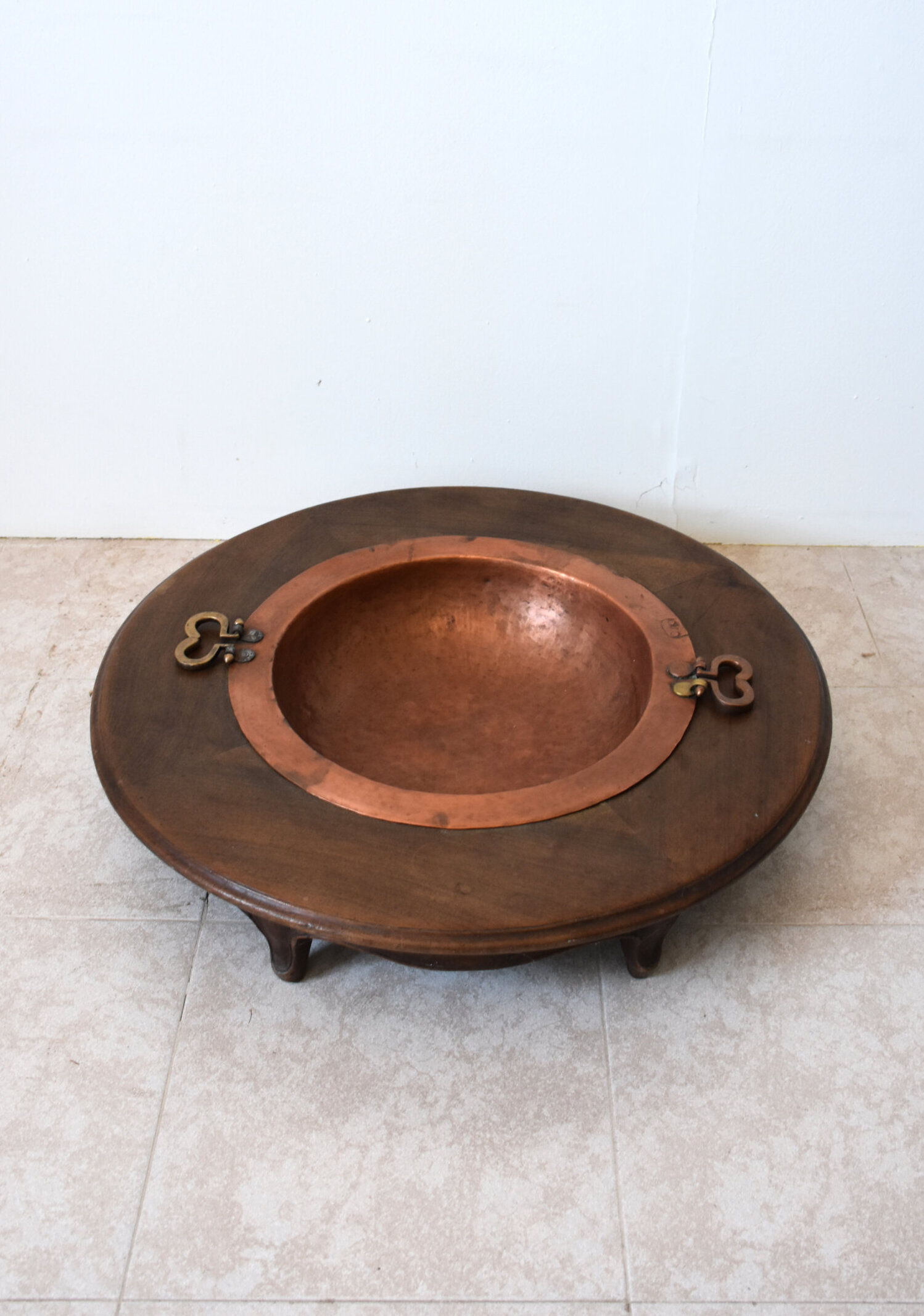 Brasero de cobre con soporte de madera