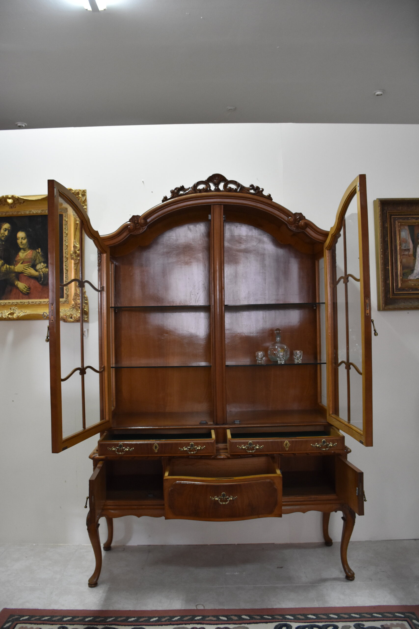 Vitrina clásica de nogal estilo Luis XV - Imagen 2