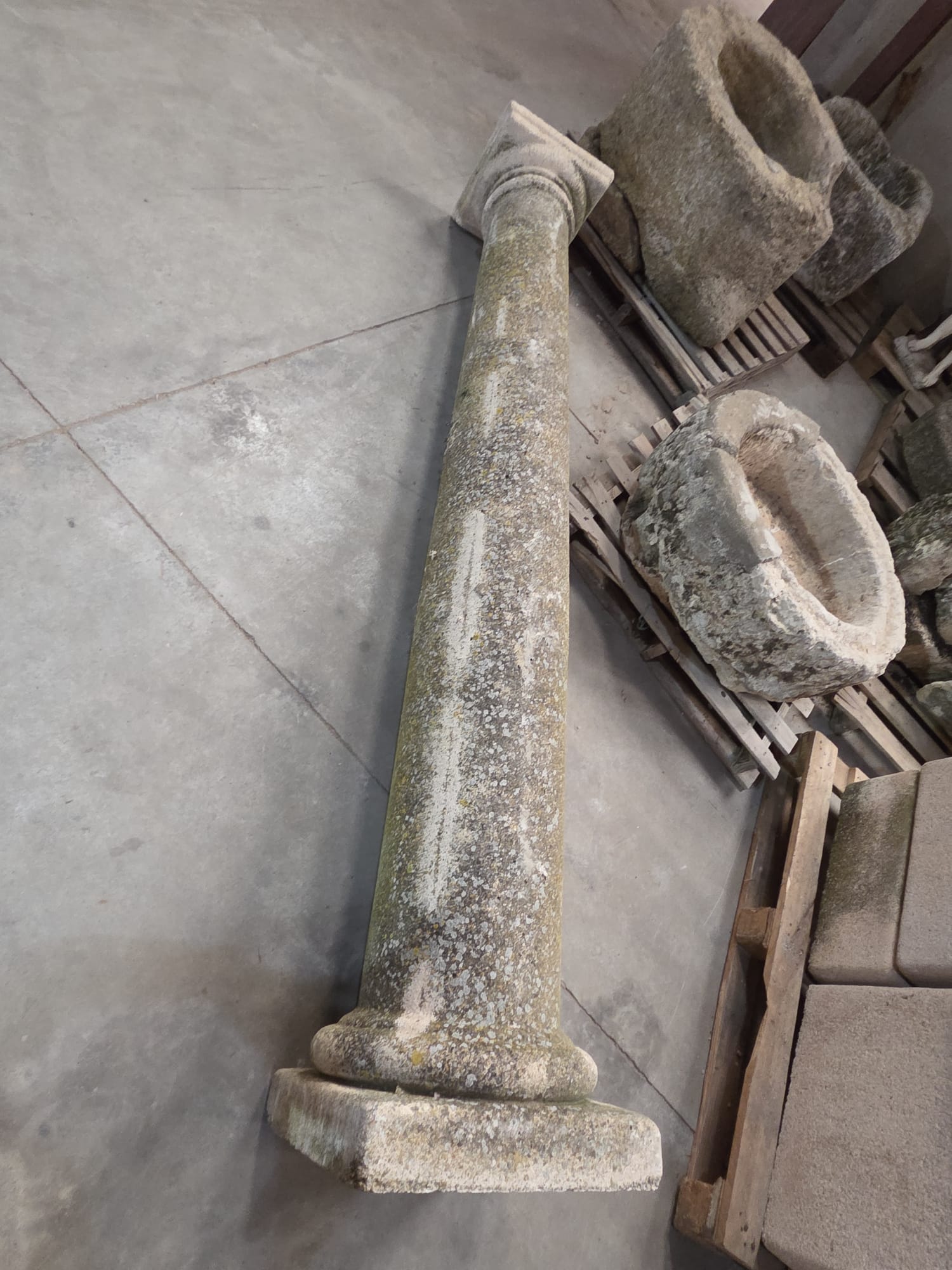 Gran columna de piedra con capitel - Imagen 2