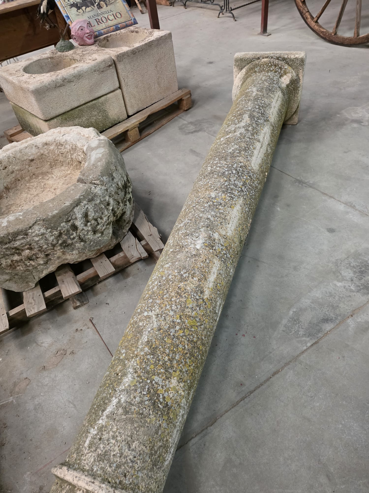 Gran columna de piedra con capitel - Imagen 7