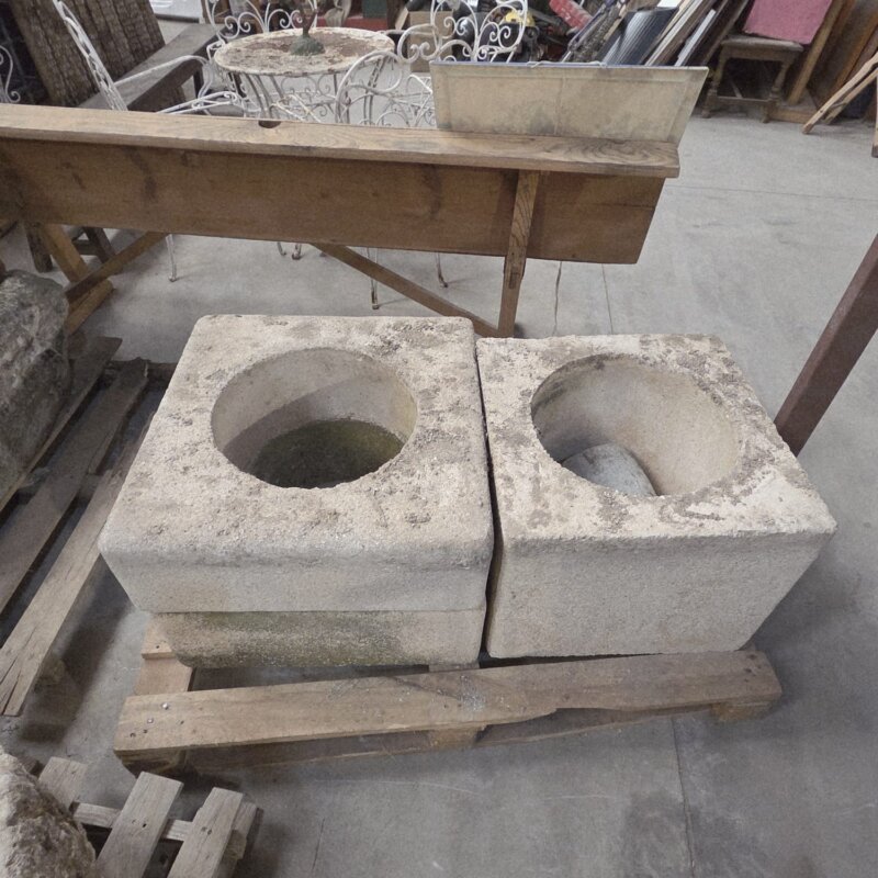 Pareja de antiguos brocales de piedra, uno doble y otro de una pieza
