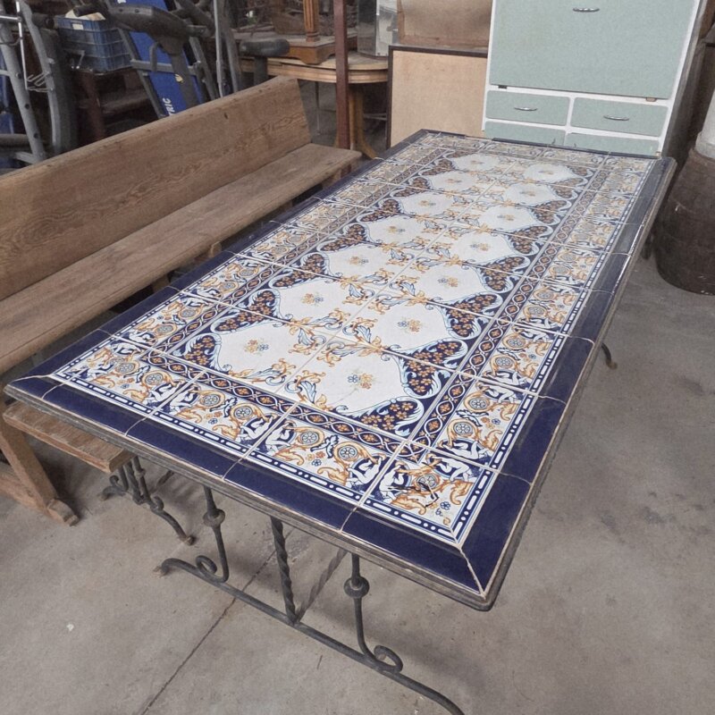 Mesa de hierro y azulejos de cerámica