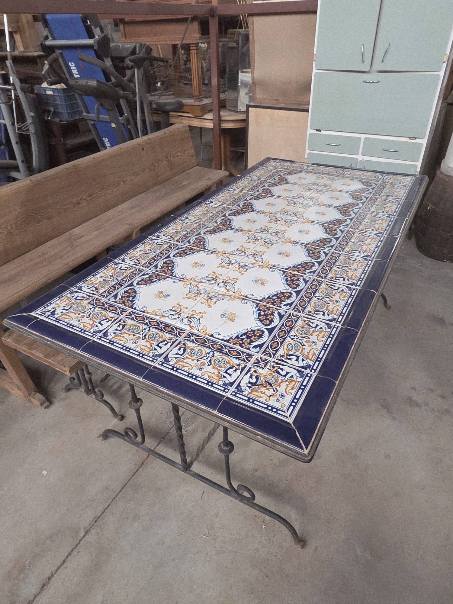 Mesa de hierro y azulejos de cerámica