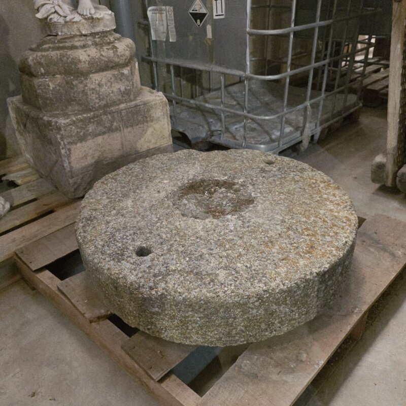 Antigua piedra de molino de gran tamaño