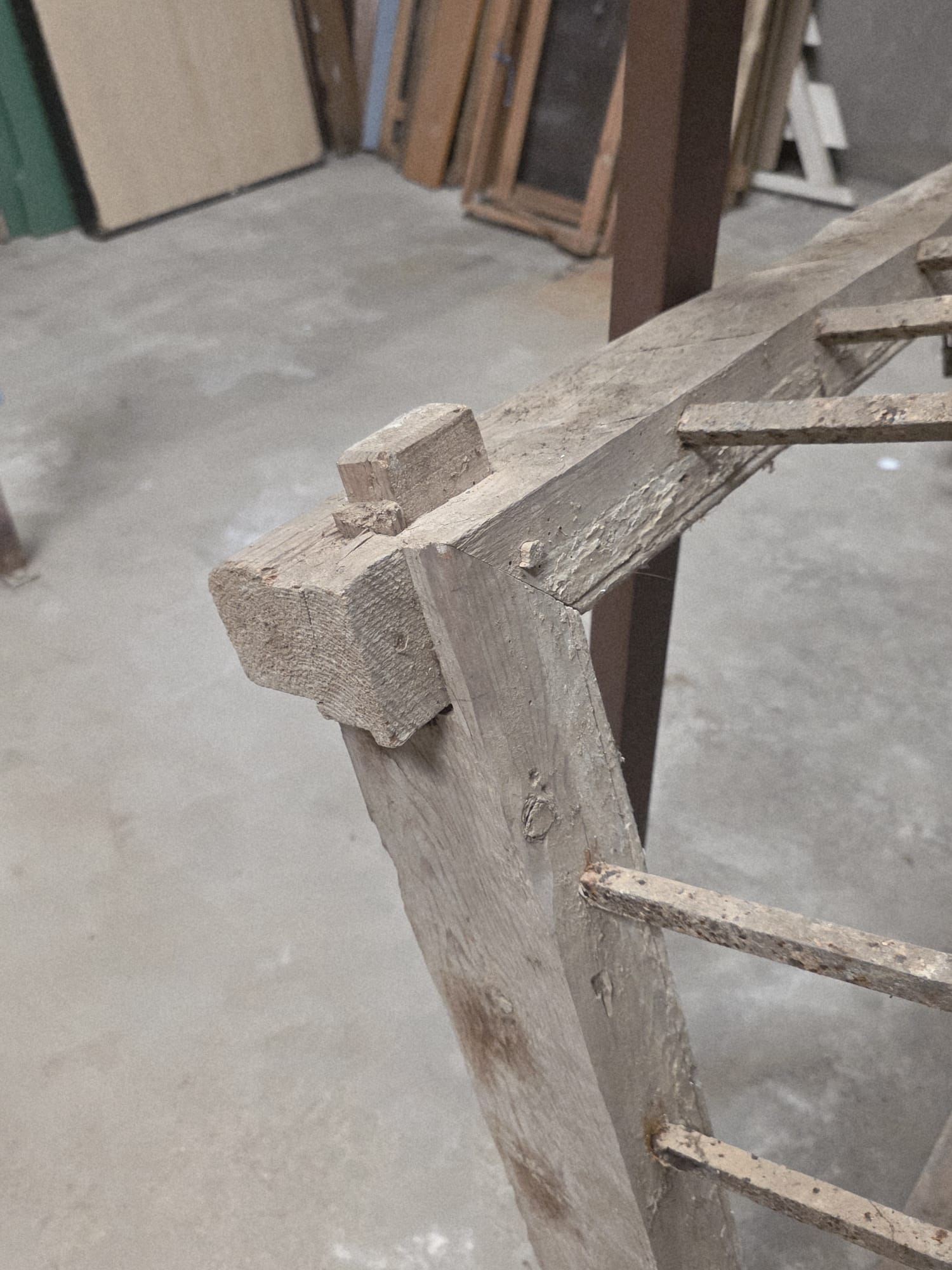 Antigua reja de hierro con marco de madera - Imagen 4
