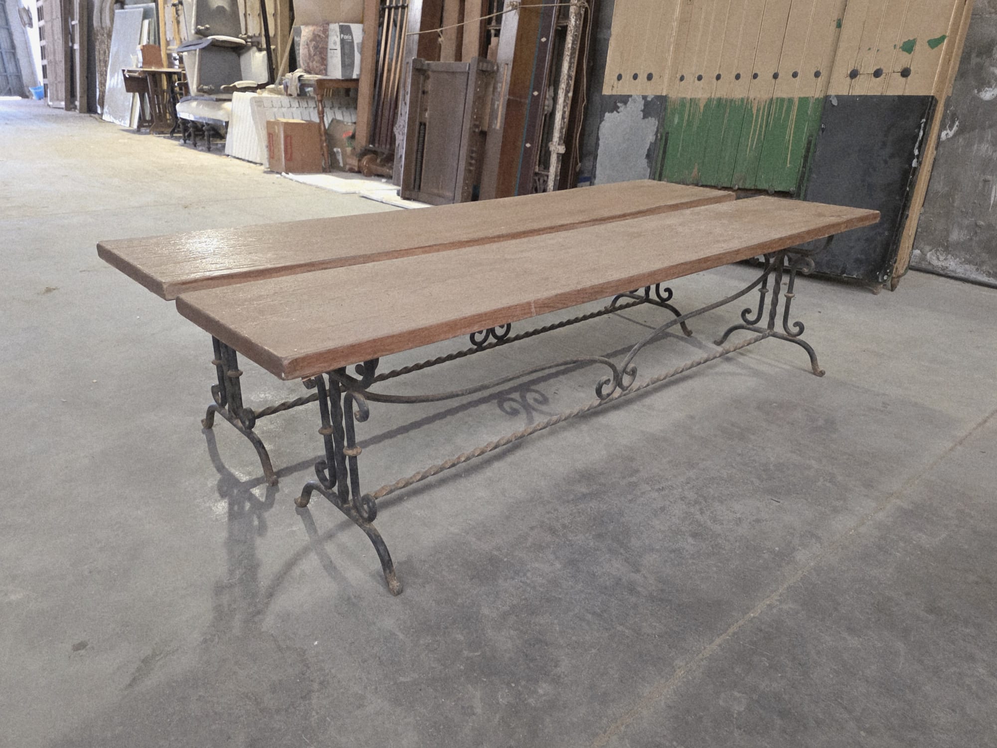 Pareja de bancos de madera y hierro forjado