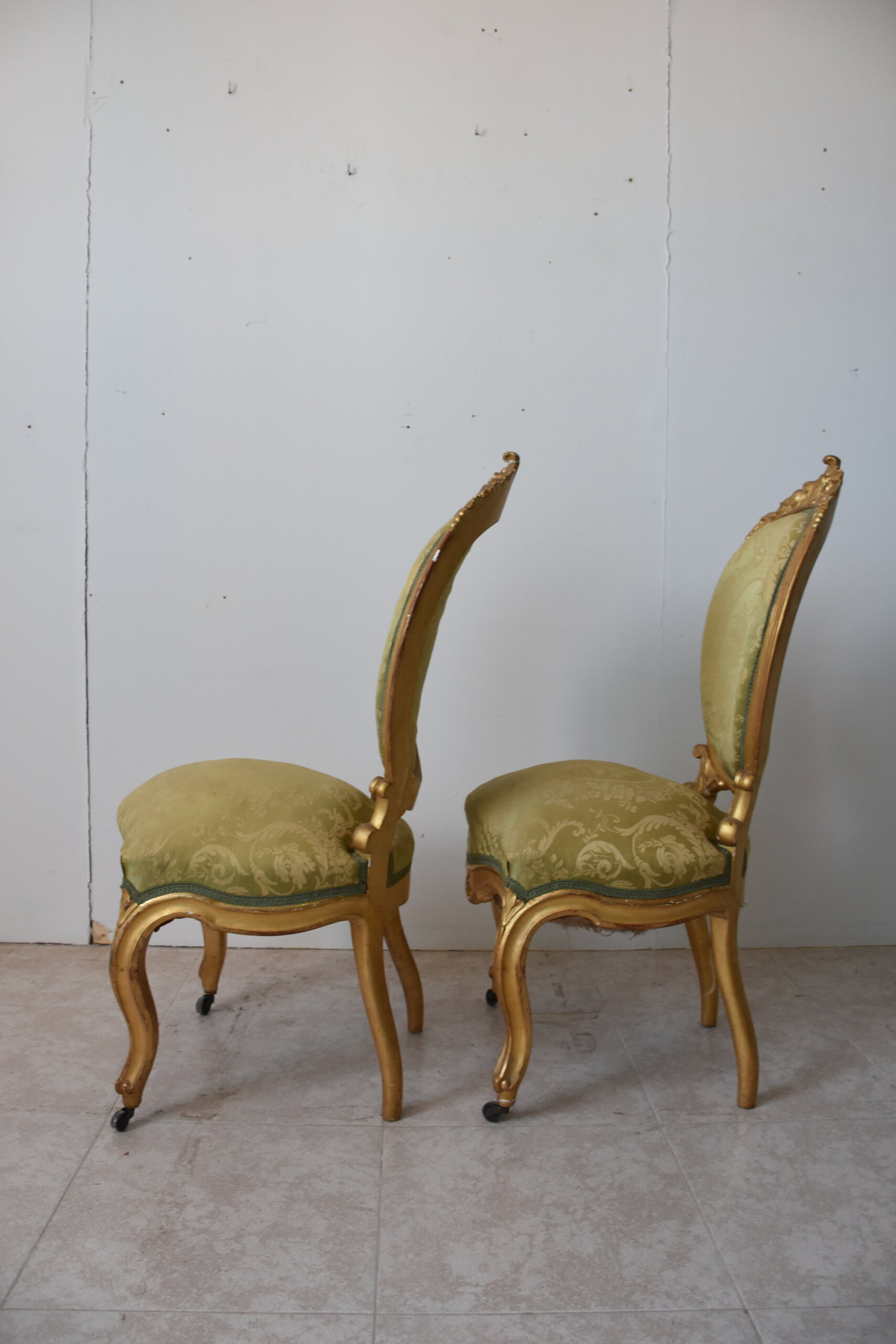 Pareja de sillas Isabelinas tapizado damasco - Imagen 8