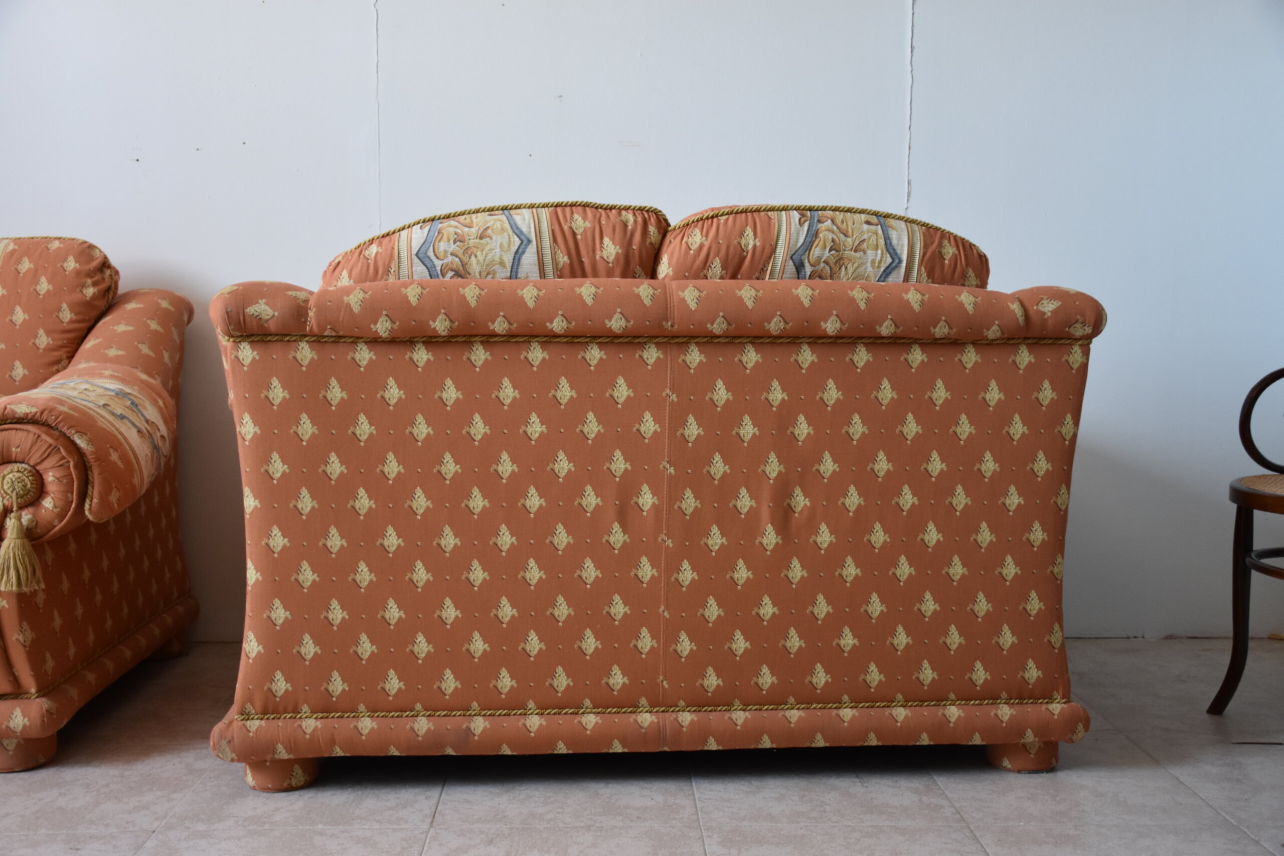Conjunto sofá 3 y 2 tapizado coral y beige - Imagen 7