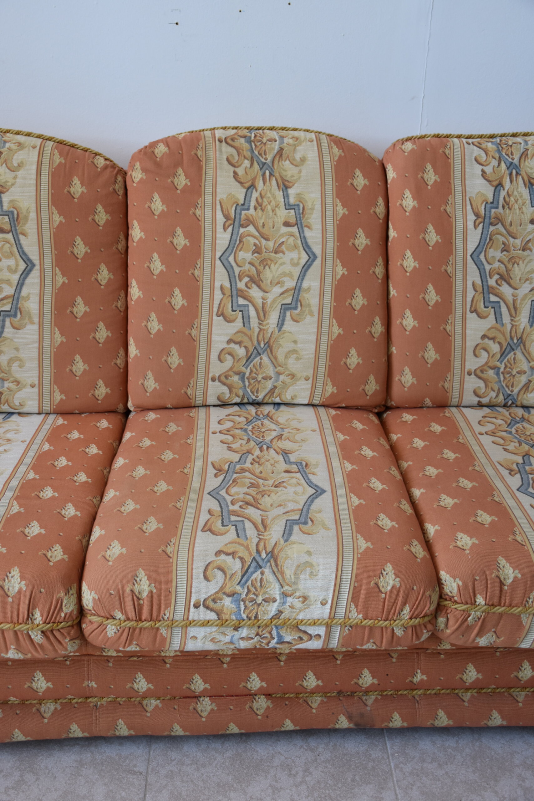 Conjunto sofá 3 y 2 tapizado coral y beige - Imagen 9