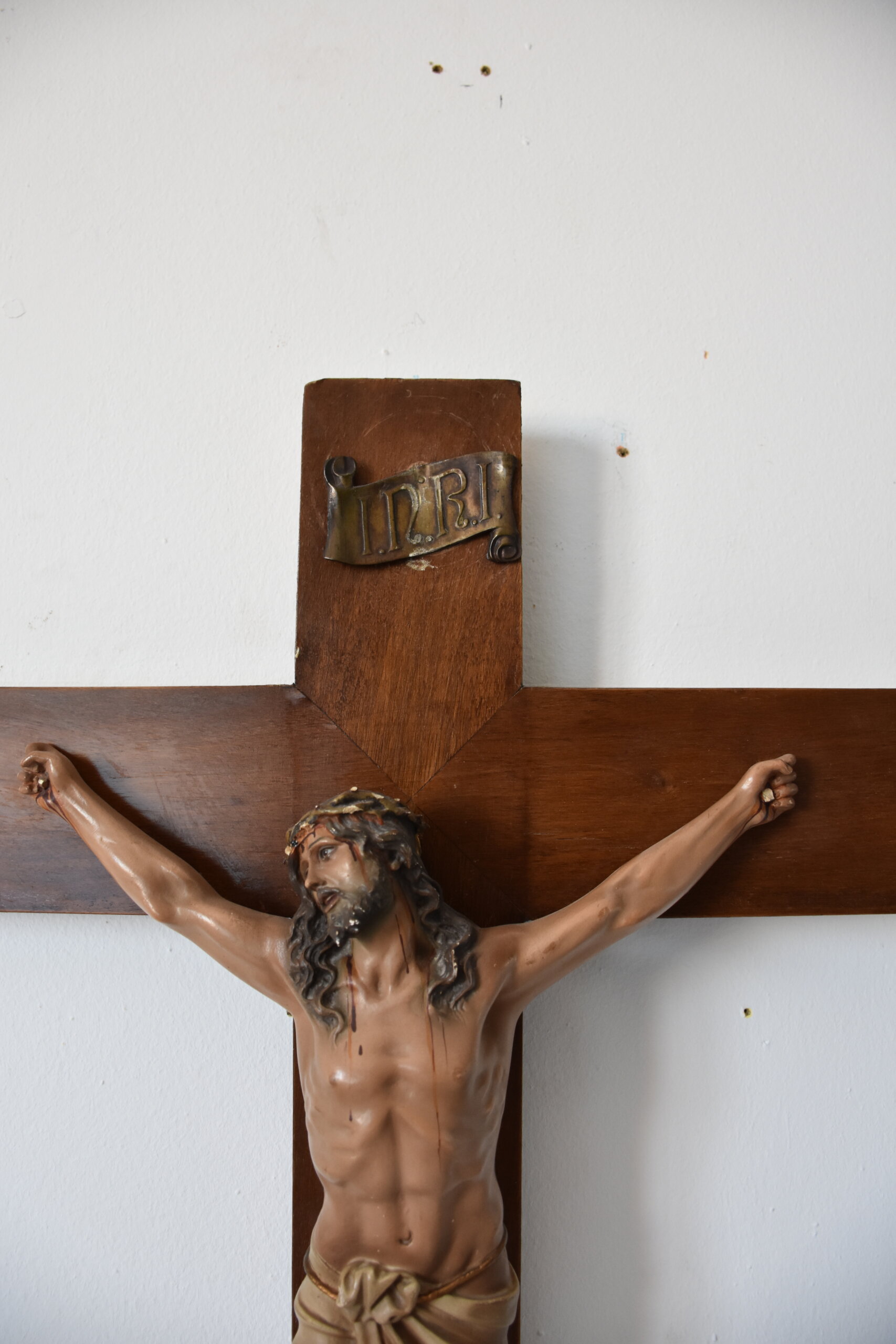 Crucifijo de pared Cristo policromado - Imagen 2