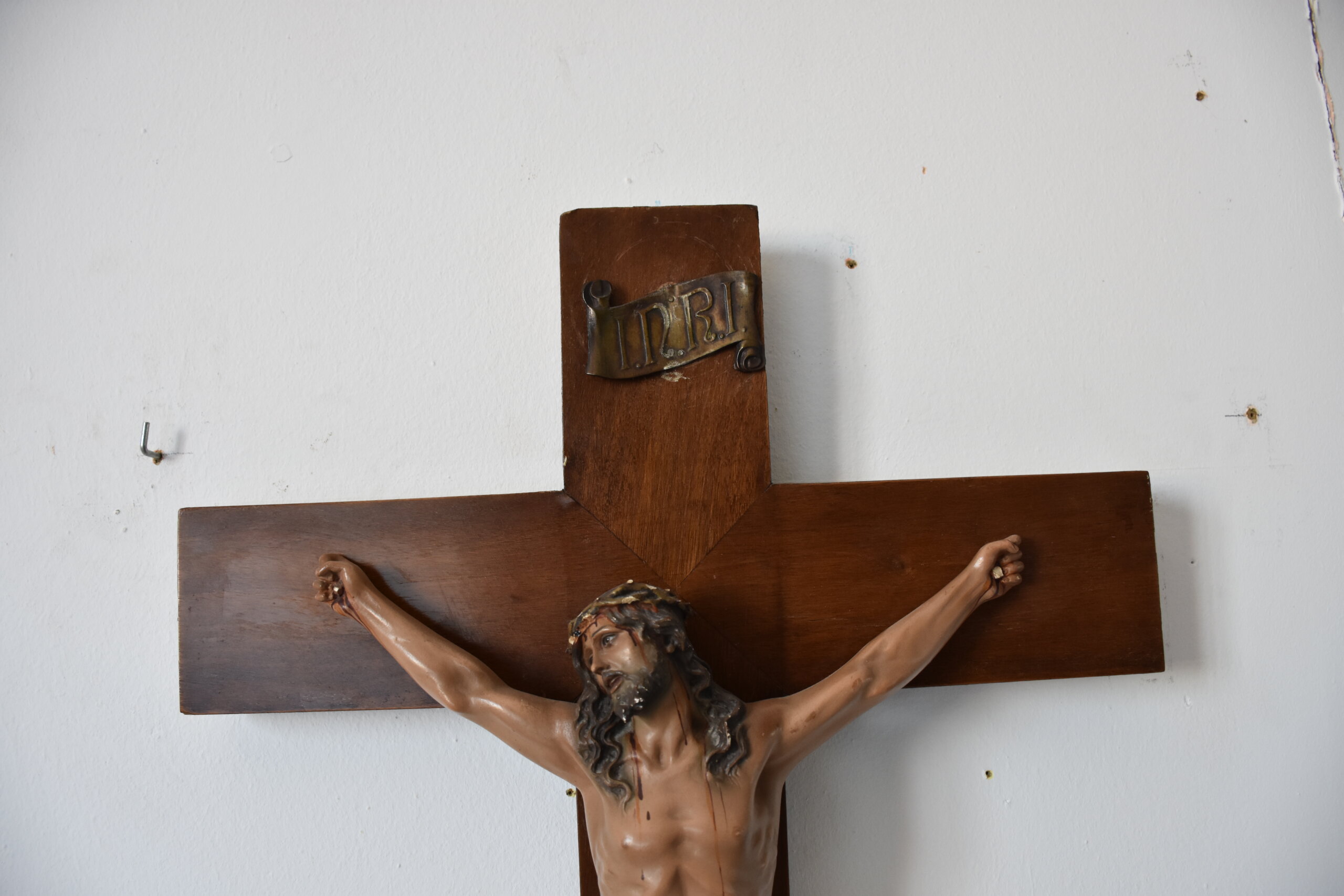 Crucifijo de pared Cristo policromado - Imagen 5
