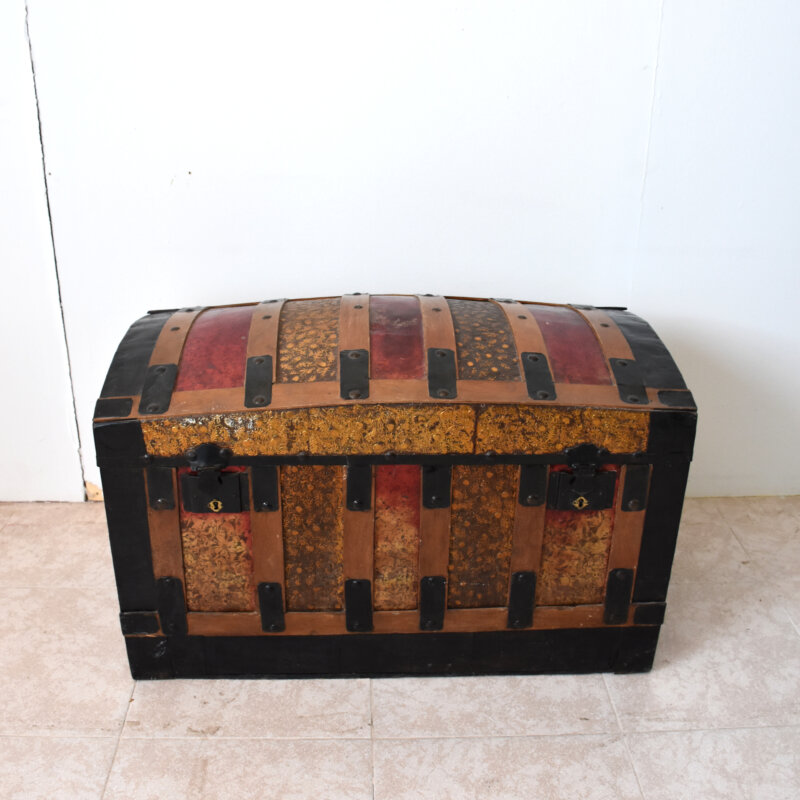 Baúl de madera con tapa abombada
