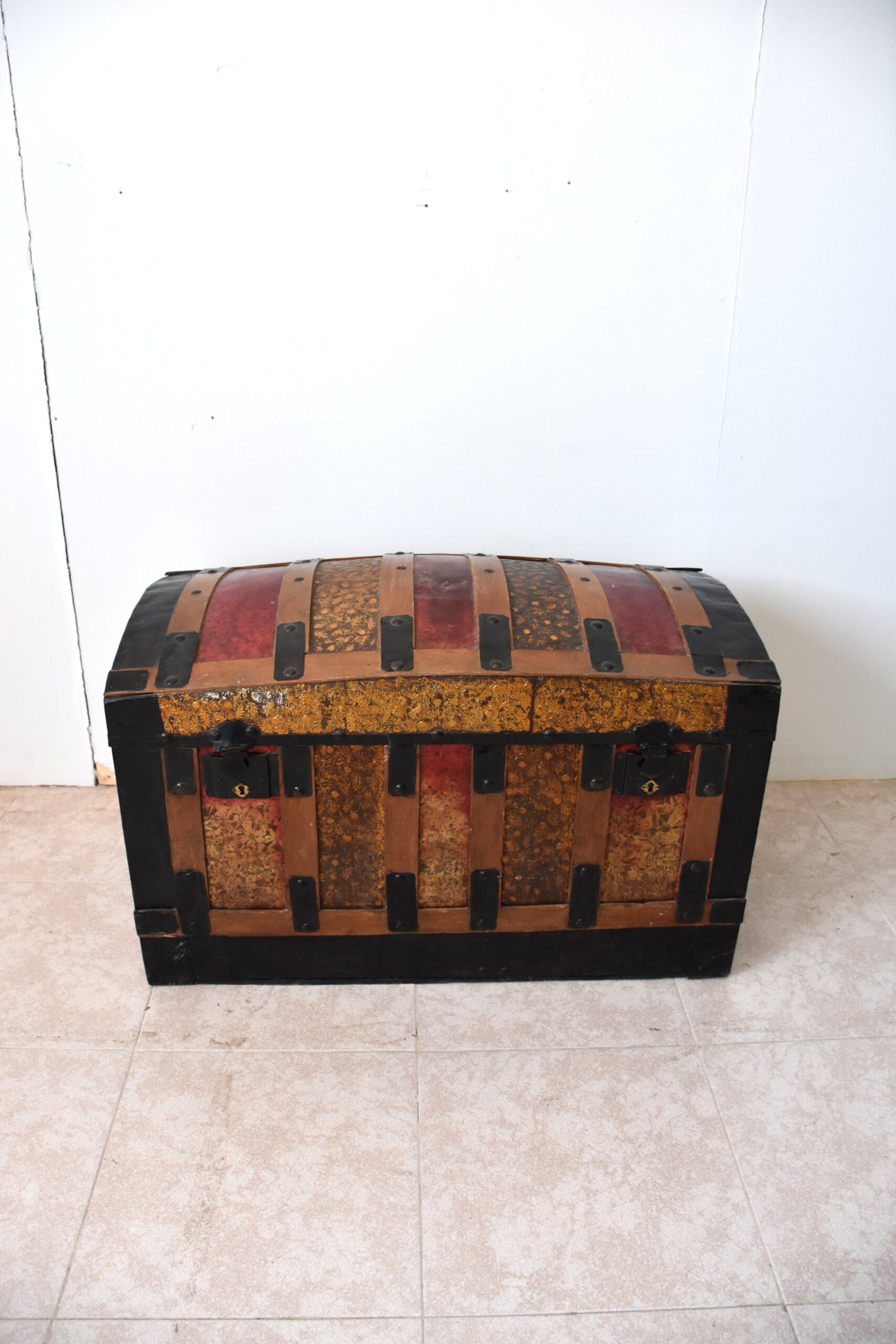 Baúl de madera con tapa abombada