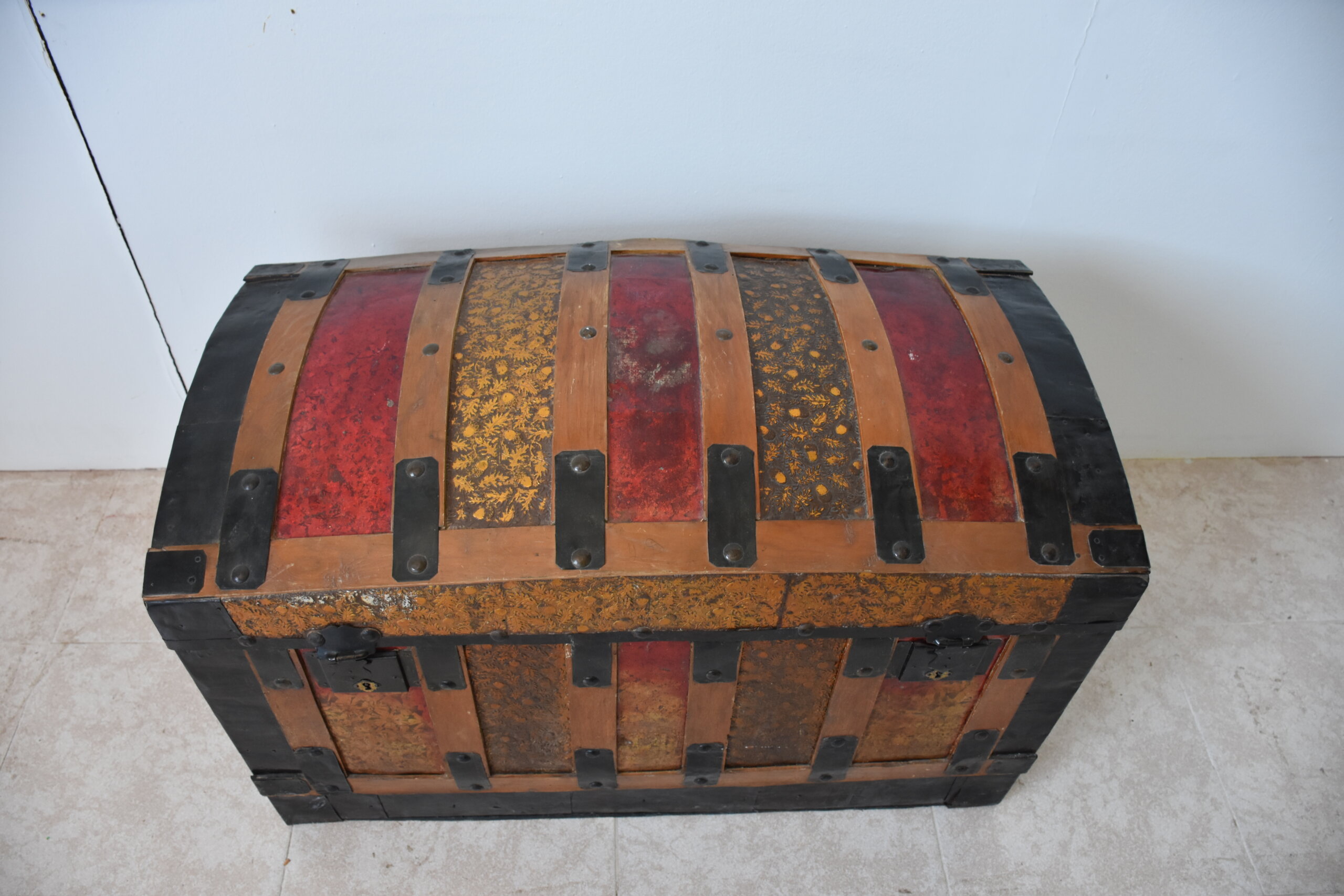 Baúl de madera con tapa abombada - Imagen 2