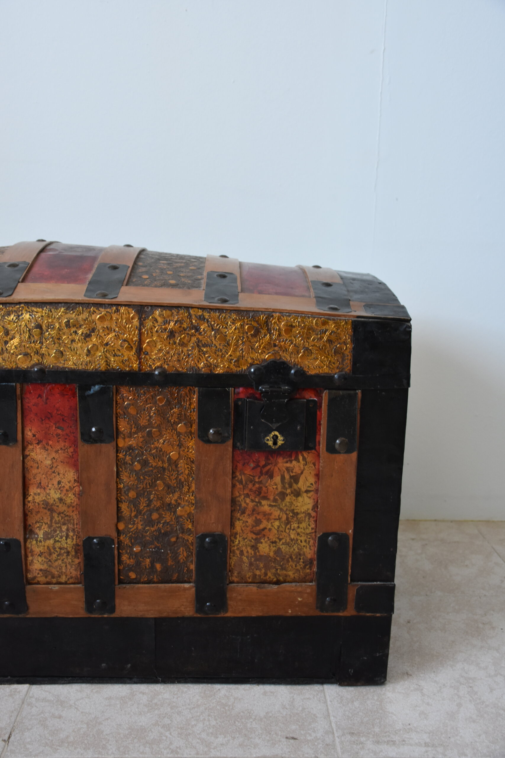 Baúl de madera con tapa abombada - Imagen 4