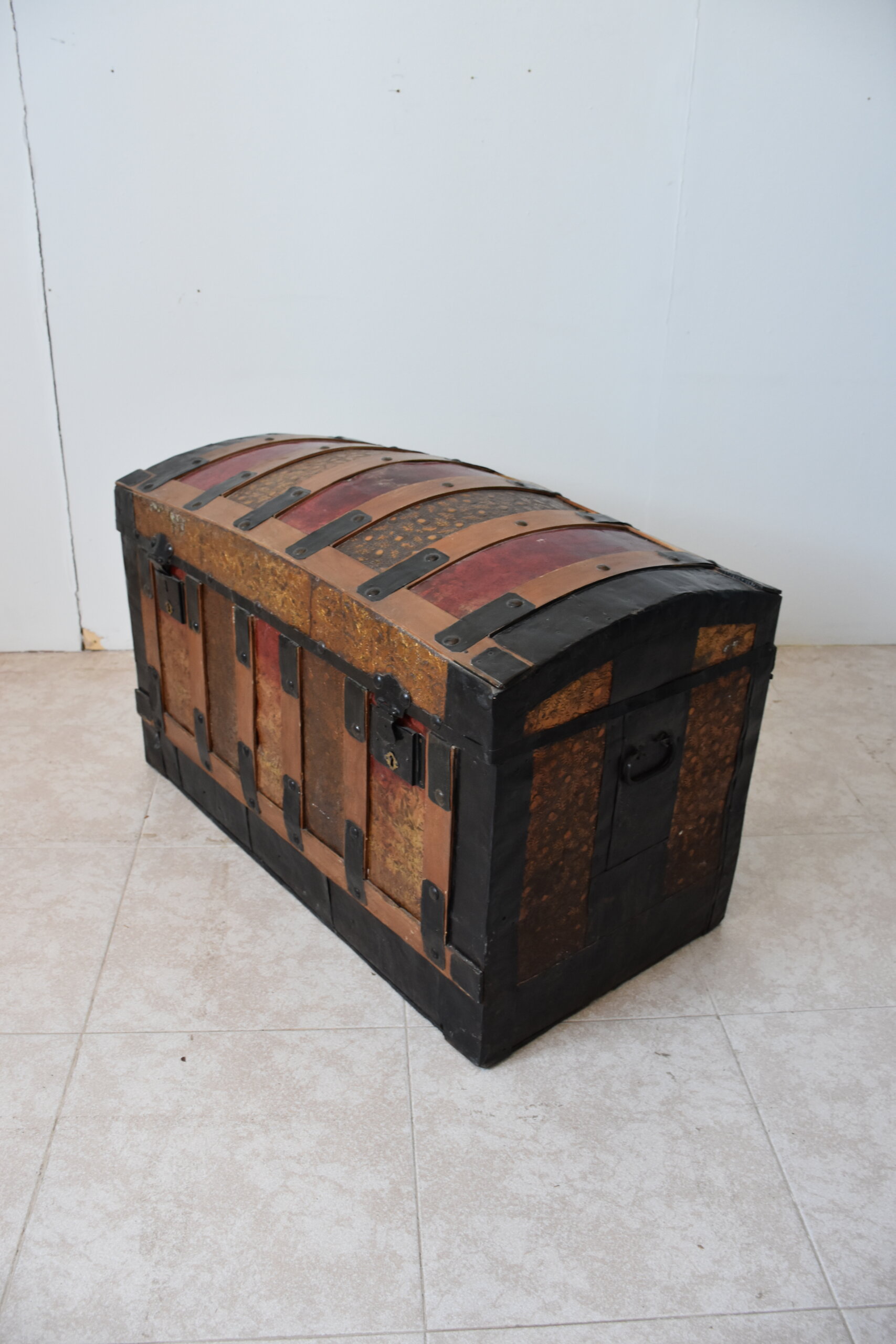 Baúl de madera con tapa abombada - Imagen 6