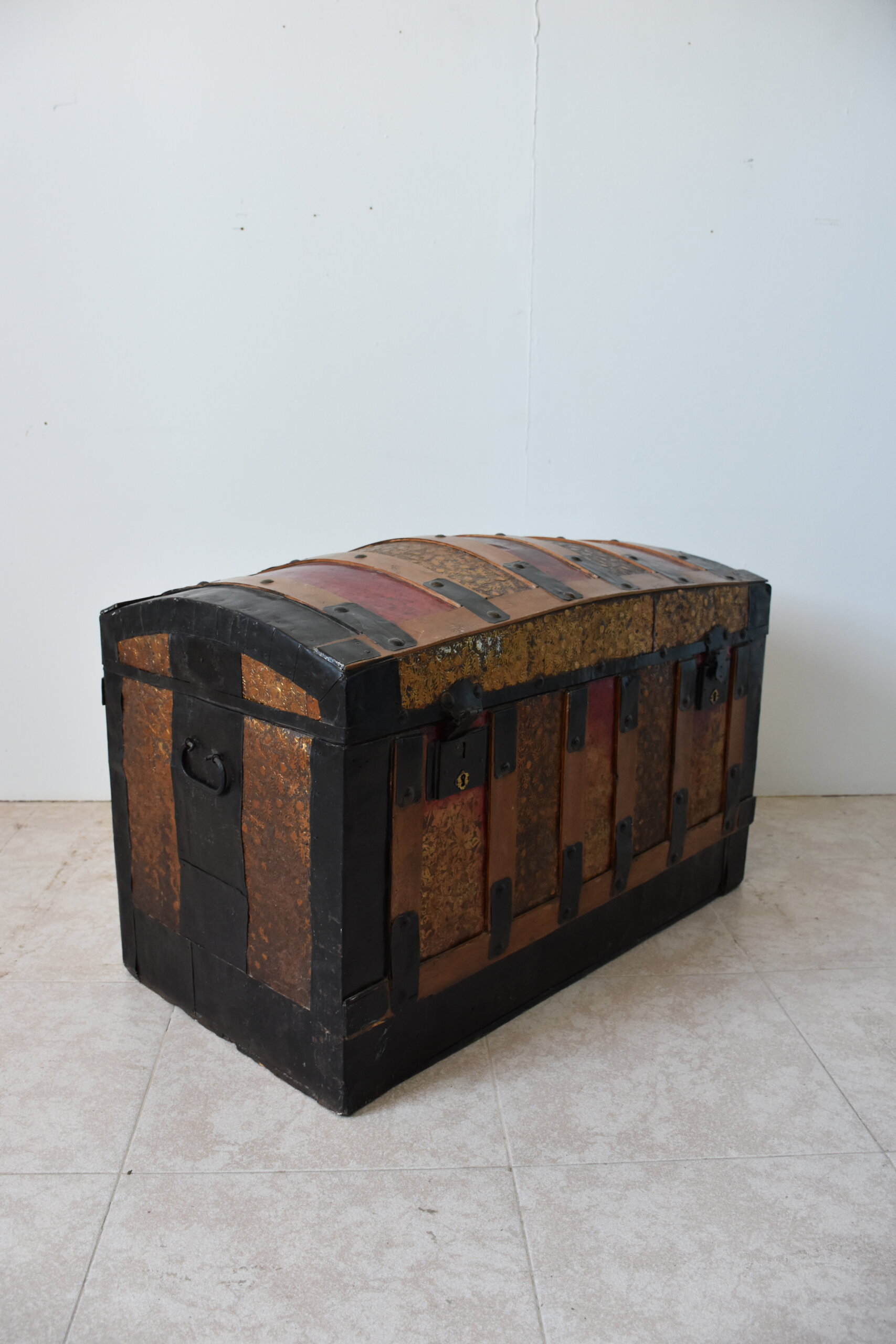 Baúl de madera con tapa abombada - Imagen 7