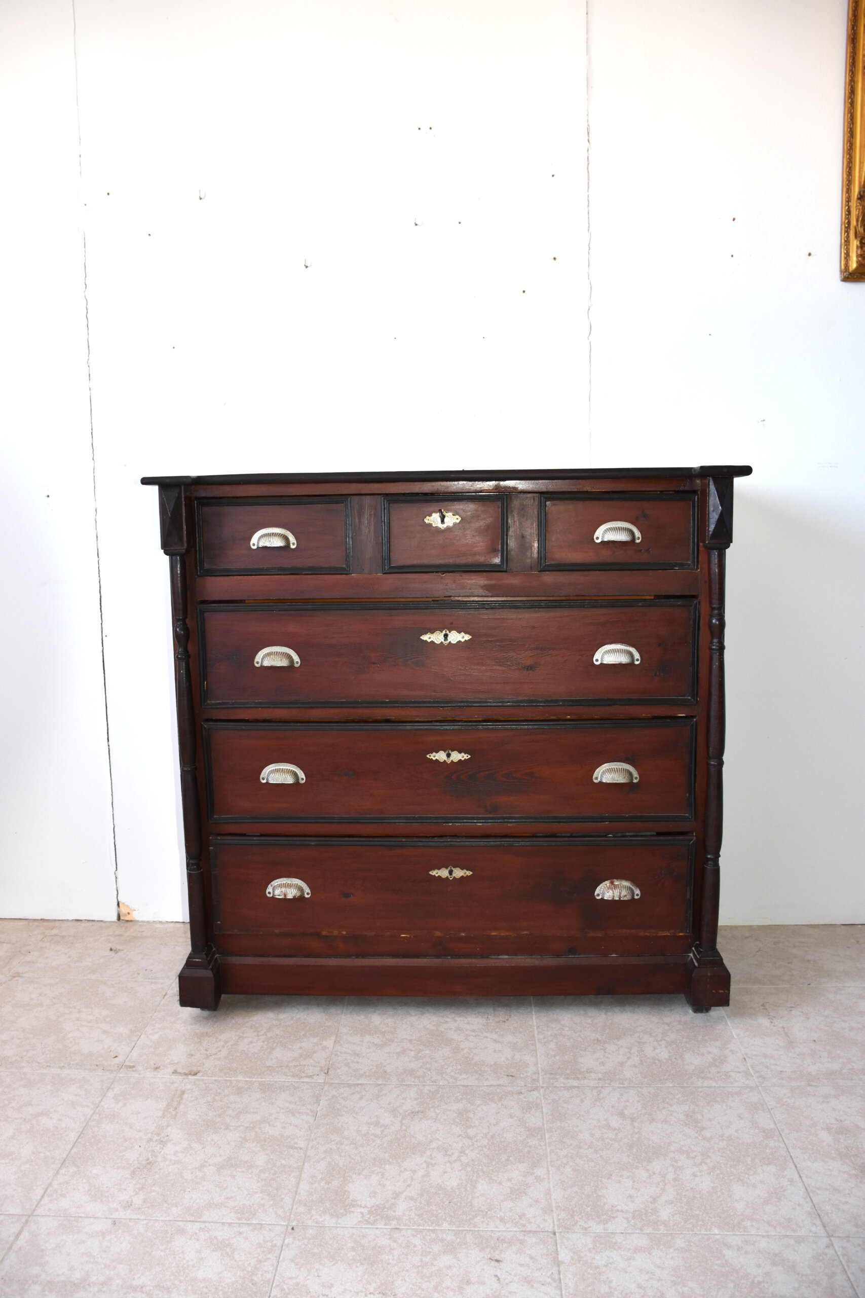 Cómoda antigua de madera con 4 cajones