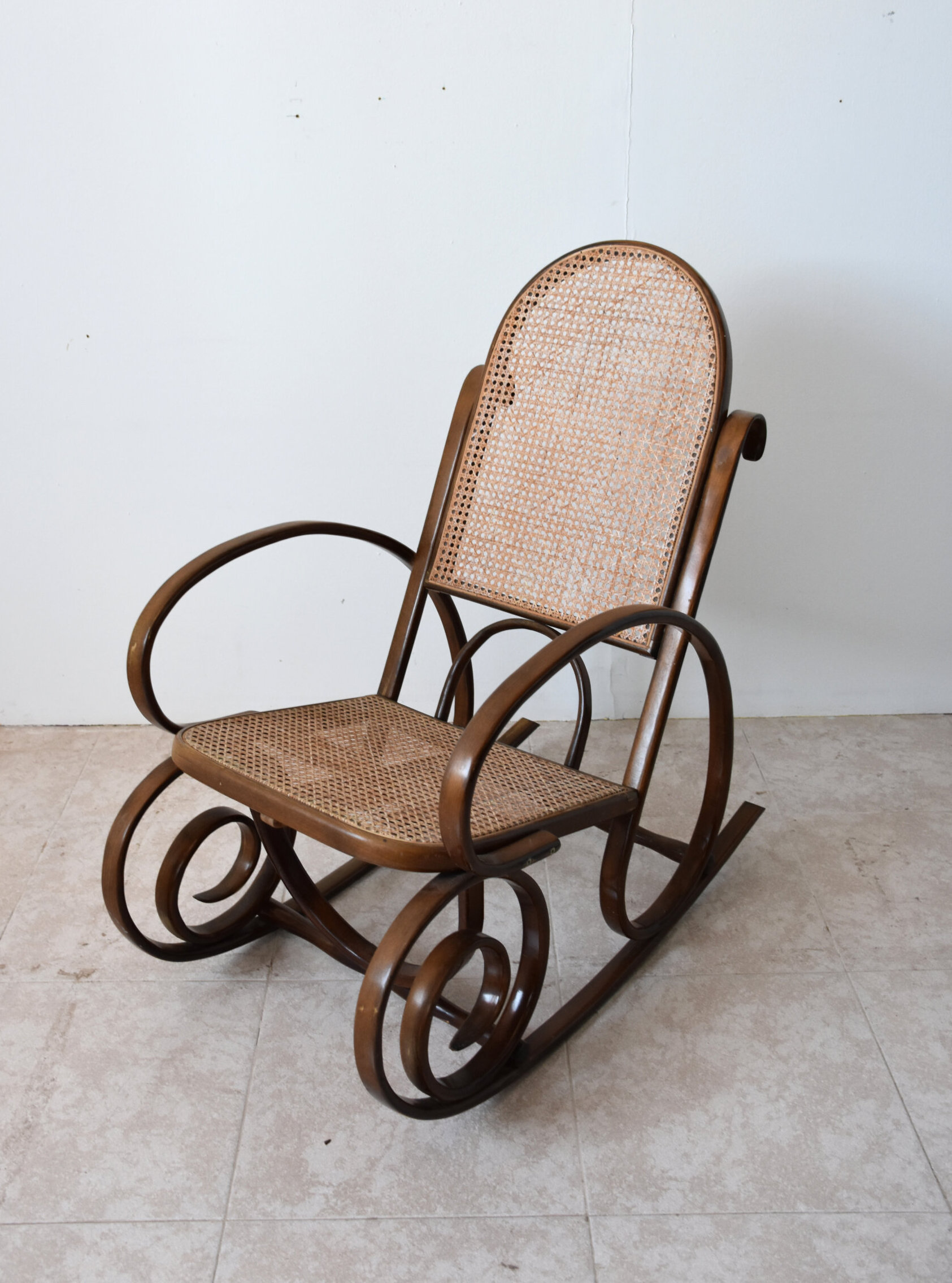 Mecedora infantil estilo thonet rejilla