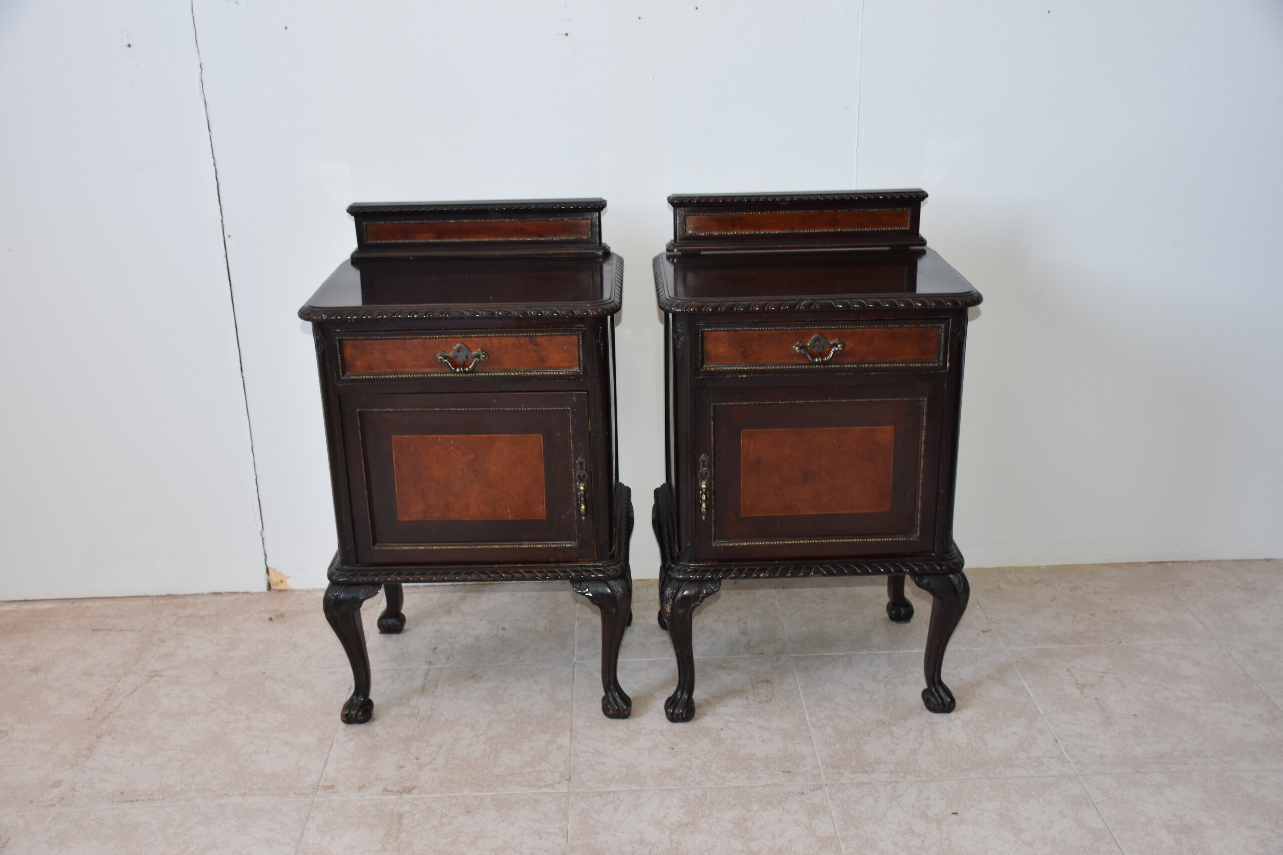 Pareja de mesillas patas Chippendale - Imagen 2
